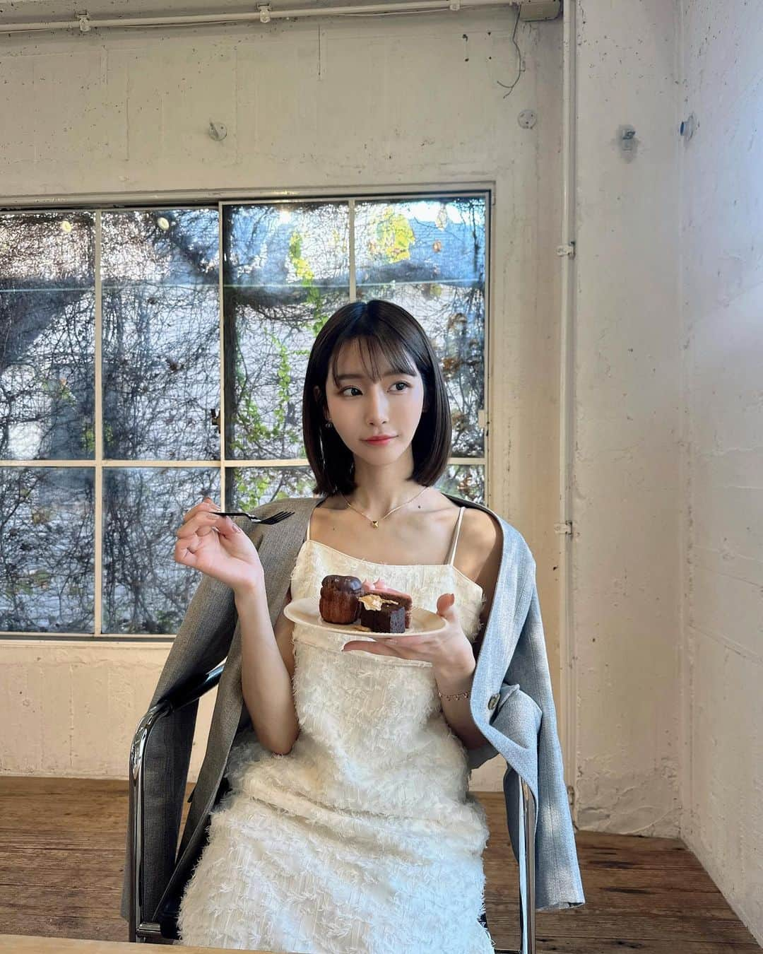 蒼川愛さんのインスタグラム写真 - (蒼川愛Instagram)「おろしたてのお洋服でディフューザーのPOPUPに行ってきました💐🤍 上品な香りばかりで鼻が幸せすぎました ケータリングのスイーツがとっっても美味しかった…🍴𓈒𓂂𓏸  これは9月下旬くらいの日だけど、この日から服装の身軽さ変わってないあたり今年は秋が長くて嬉しい🌝 いつも秋は一瞬ですぐ冬支度だから、今くらいの気候のうちにお出かけしたいな🍁🍂  キャミワンピは今年の展示会でオーダーしていたもの❤︎ @adametrope  ジャケットは去年確か家族旅行の帰りに寄ったアウトレットで購入した @fray_id です👼🏻 . . . #fashion #秋コーデ #骨格ウェーブ #コーディネート #ブルベ冬 #ブルベ夏コーデ」10月30日 20時32分 - tougarashi_suki