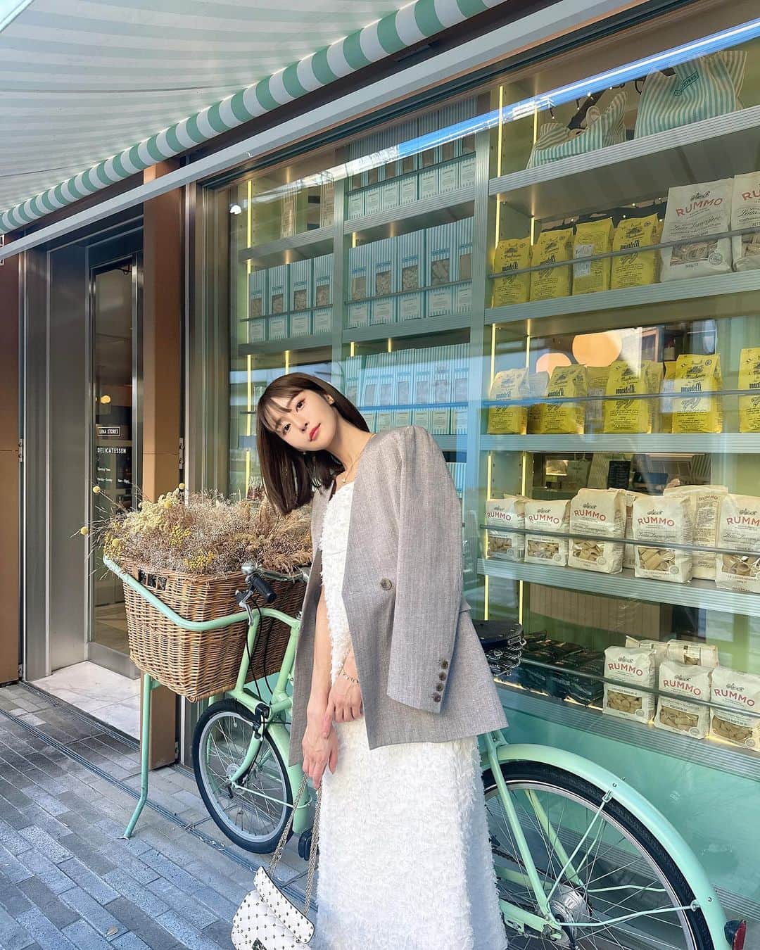 のインスタグラム：「おろしたてのお洋服でディフューザーのPOPUPに行ってきました💐🤍 上品な香りばかりで鼻が幸せすぎました ケータリングのスイーツがとっっても美味しかった…🍴𓈒𓂂𓏸  これは9月下旬くらいの日だけど、この日から服装の身軽さ変わってないあたり今年は秋が長くて嬉しい🌝 いつも秋は一瞬ですぐ冬支度だから、今くらいの気候のうちにお出かけしたいな🍁🍂  キャミワンピは今年の展示会でオーダーしていたもの❤︎ @adametrope  ジャケットは去年確か家族旅行の帰りに寄ったアウトレットで購入した @fray_id です👼🏻 . . . #fashion #秋コーデ #骨格ウェーブ #コーディネート #ブルベ冬 #ブルベ夏コーデ」