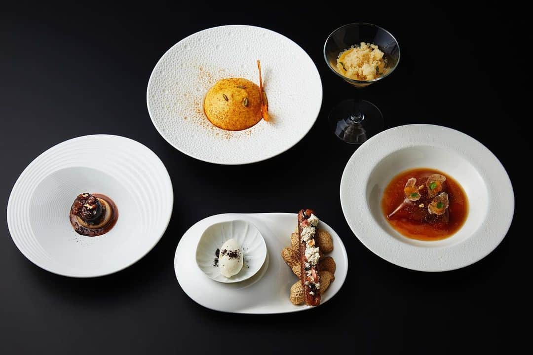 ANAインターコンチネンタルホテル東京さんのインスタグラム写真 - (ANAインターコンチネンタルホテル東京Instagram)「. 【ピエール・ガニェール フェスティブコース】🎄    クリスマスから年末年始にピエール・ガニェールで華やかなダイニング体験を愉しんでみませんか？ フランス料理の伝統と革新を融合させた、珠玉のコース料理。 旬の食材を活かした、繊細かつエレガントなお料理をご堪能ください。  【期間】2023年12月23日(土)～2024年1月3日(水)  詳細はホームページをご覧ください👇 📎 https://bit.ly/3WQljWh  🎄✨ Pierre Gagnaire Festive Menu 🎄✨  Celebrate the festive season with a truly unforgettable dining experience at Pierre Gagnaire, from December 23rd to January 3rd, 2024. Indulge in our signature festive menu that masterfully blends French tradition with innovative flair, all crafted with seasonal ingredients and the most delicate flavours.  Book your table today, and let us help you make this holiday season truly special.  For more details, please visit Pierre Gagnaire's website👇 📎 https://bit.ly/3UwN9pi  #クリスマスにおすすめ #ピエールガニェール #フェスティブコース #クリスマス #年末年始 #フランス料理 #東京 #ANAインターコンチネンタルホテル東京 #PierreGagnaire #FestiveMenu #Christmas #NewYear #FineDining #Tokyo #ANAInterContinentalTokyo.」10月30日 20時37分 - anaintercontinentaltokyo