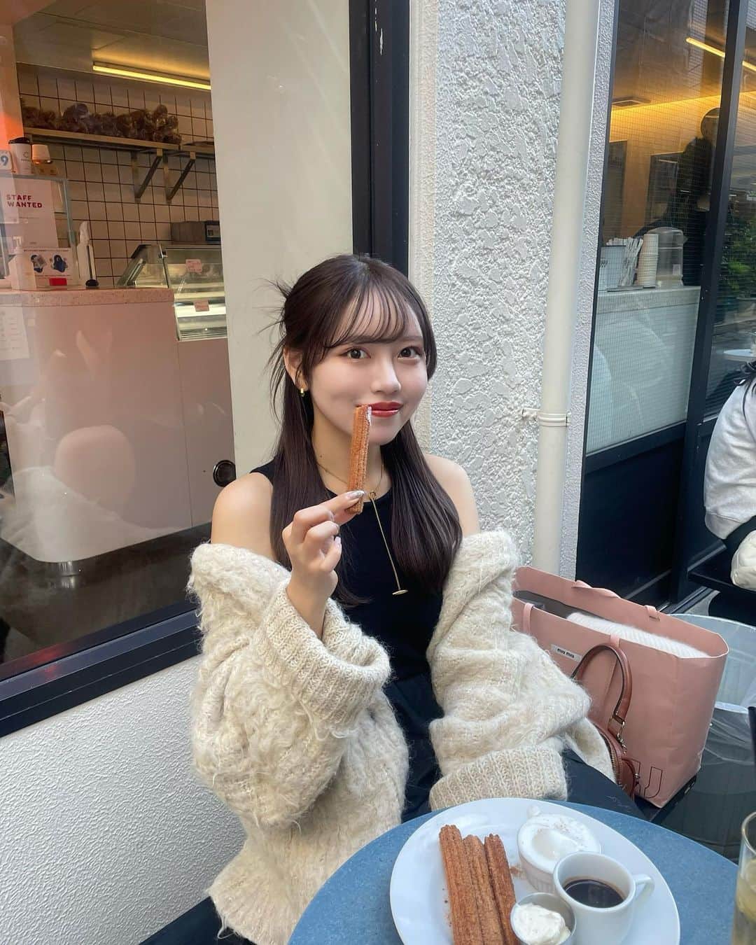 mikuponさんのインスタグラム写真 - (mikuponInstagram)「. cafe.☕️♡  チュロス食べに新丸子に！ 久しぶりに来たらチュロスが出てたよ~！  . #cafe #pic #code #ootd #pic #churros #ニットコーデ #カーディガンコーデ #秋コーデ #新丸子カフェ #横浜カフェ #韓国カフェ #チュロス」10月30日 20時37分 - ___ponmk2___