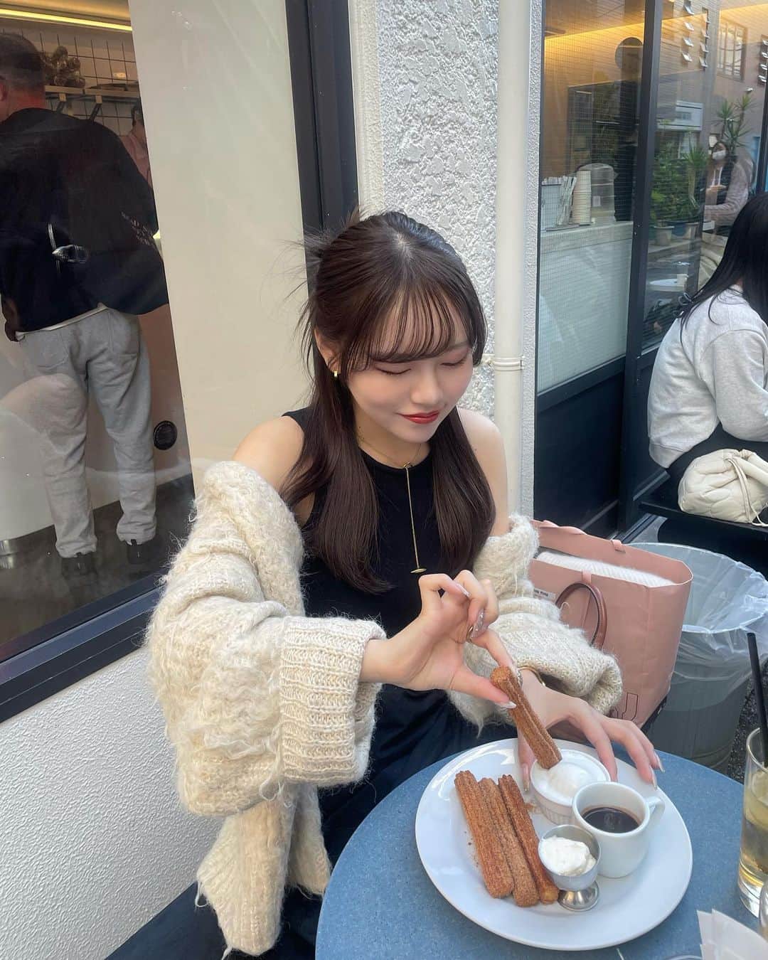 mikuponさんのインスタグラム写真 - (mikuponInstagram)「. cafe.☕️♡  チュロス食べに新丸子に！ 久しぶりに来たらチュロスが出てたよ~！  . #cafe #pic #code #ootd #pic #churros #ニットコーデ #カーディガンコーデ #秋コーデ #新丸子カフェ #横浜カフェ #韓国カフェ #チュロス」10月30日 20時37分 - ___ponmk2___