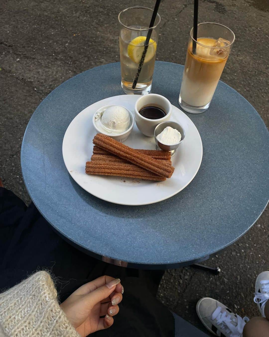 mikuponさんのインスタグラム写真 - (mikuponInstagram)「. cafe.☕️♡  チュロス食べに新丸子に！ 久しぶりに来たらチュロスが出てたよ~！  . #cafe #pic #code #ootd #pic #churros #ニットコーデ #カーディガンコーデ #秋コーデ #新丸子カフェ #横浜カフェ #韓国カフェ #チュロス」10月30日 20時37分 - ___ponmk2___