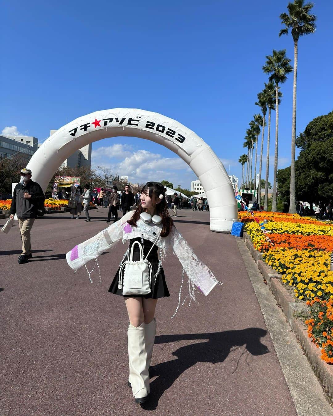 山田麻莉奈のインスタグラム：「. きのうまでの2日間、 #マチアソビ 楽しかった〜♡ ずっと動き回ってたけど着いてきてくれたみんな ありがとうでした！！  徳島のおいしいものもたくさん食べれたので満足！ また行きたいなあ  お写真はぜんぶ、ずーっといっしょに動き回ってた 相方のぺぺ氏が撮ってくれました♡ 新しいバッグかわいいでしょ( ◜ω◝ )☁ @jumelle_jp   #提供」