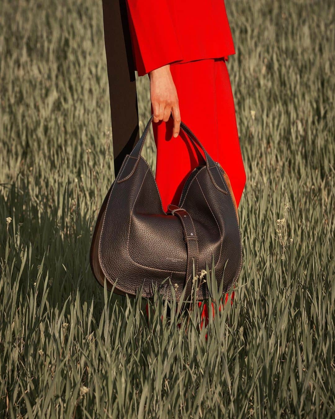 ジャンニキアリーニのインスタグラム：「Look closely at Lucrezia, a bag that exquisitely blends a grain leather body with an ultra soft suede side panel. The meeting of these two materials gives distinctiveness to this pure shape.  #giannichiarini #gc #ジャンニキアリーニ #FW23」