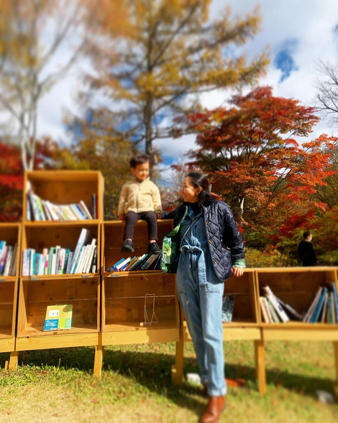 Rie fuさんのインスタグラム写真 - (Rie fuInstagram)「His favorite spot this autumn🍁 #autumnleaves #2yrsold #babyboy #軽井沢子育て移住」10月30日 20時40分 - riefuofficial