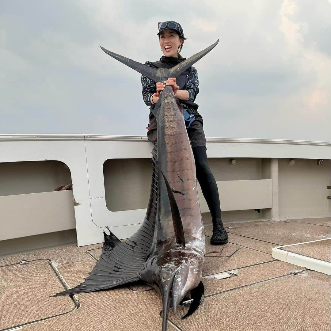 岡田万里奈のインスタグラム：「. . . . 人生初カジキが釣れました！！！！ . GTを狙ってトカラへ通い、 過去何回か掛けることはできたものの 毎回外れたり、糸を切られたり… なかなかその顔を見ることができませんでした。 . セイルフィッシュは口が硬く、 口の中のちょうど真ん中の部分に針掛かりしないと、 獲るのが難しいみたいで 掛かっても、ほぼほぼ獲れない魚と聞いていたのですが…  なんと今回、そんなカジキ 二匹も！！！釣れてしまいました！！！笑 . 今回は、トローリングではなくキャスティング。 一匹目はシマノのヘッドディップ 二匹目はブルーブルーのスネコン180Sで釣りました。 . セイルが跳ねるたびに、 外れそうでドキドキしたけど 初めてこんなに大きな魚を手にしたので感動です😭 . . . #バショウカジキ #カジキ #セイルフィッシュ #奄美大島 #トカラ列島 #巨大魚 #GTキャスティング #キャスティング #キャスティングゲーム #headdip #スネコン #shimano #blueblue #japan #japanfishing #japanese  #sailfish #sailfishing #sailfishboats  #ladyangler #ladyanglers  #catchandrelease #bigdipper」