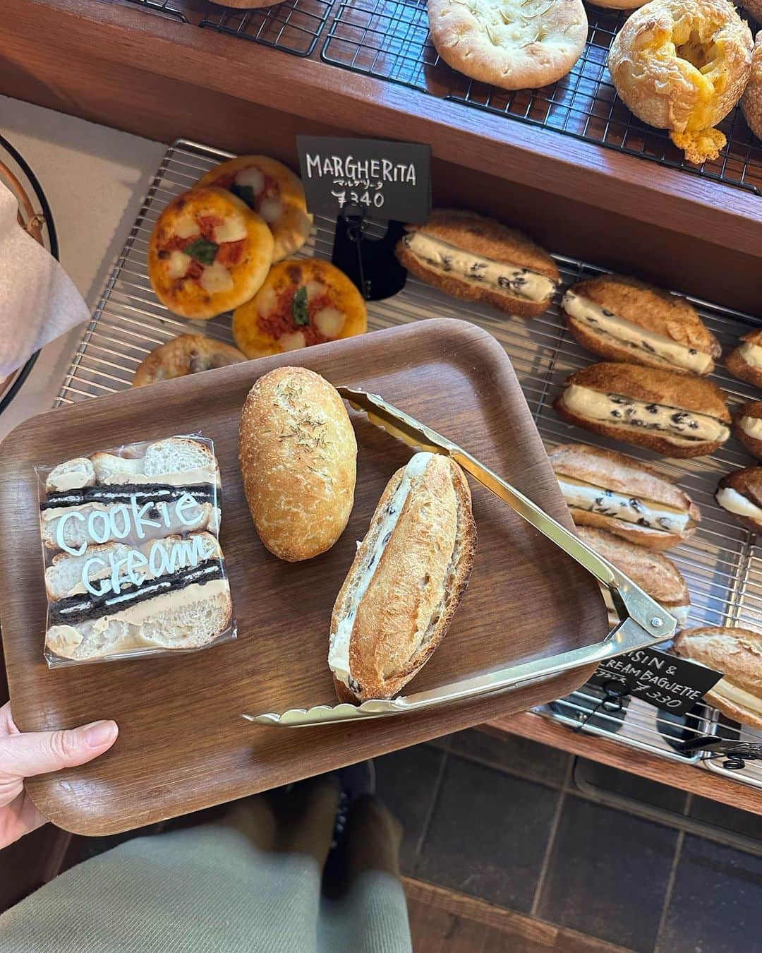 AYAさんのインスタグラム写真 - (AYAInstagram)「_ なんか可愛く撮れたお気に入り🍞  久しぶりに行った @schoolbus_coffeebakers   美味しかった〜〜🐻 レーズンバターが美味しすぎたし また次も食べたい。。  パンしか食べたことないねんけど いつか🍔も食べてみたいな⭐️  ここは丸太町の駅から徒歩1分で着くから (出口は6番が近いよ！！) 立地もいいし店内も広くて テーブル、ソファーもあるから オススメ〜✌🏽🤎  店員さんもいつ行っても皆様優しくてスキ　  カフェラテ　¥600 フラットホワイト　¥600  #綾花ログ  #京都カフェ#丸太町カフェ#京都パン屋#京都パン#パン屋さん巡り#パン活#京都コーヒー#スクールバスコーヒーストップ#カフェ部#カフェ好きな人と繋がりたい#カフェ巡り#kyotocafe#marutamachi#kyotocoffee#kyotobakery」10月30日 20時52分 - a.y.hana_12o6