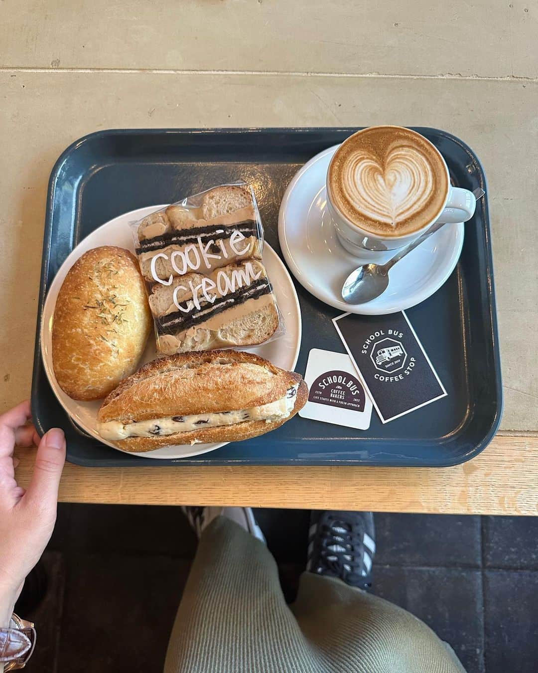 AYAさんのインスタグラム写真 - (AYAInstagram)「_ なんか可愛く撮れたお気に入り🍞  久しぶりに行った @schoolbus_coffeebakers   美味しかった〜〜🐻 レーズンバターが美味しすぎたし また次も食べたい。。  パンしか食べたことないねんけど いつか🍔も食べてみたいな⭐️  ここは丸太町の駅から徒歩1分で着くから (出口は6番が近いよ！！) 立地もいいし店内も広くて テーブル、ソファーもあるから オススメ〜✌🏽🤎  店員さんもいつ行っても皆様優しくてスキ　  カフェラテ　¥600 フラットホワイト　¥600  #綾花ログ  #京都カフェ#丸太町カフェ#京都パン屋#京都パン#パン屋さん巡り#パン活#京都コーヒー#スクールバスコーヒーストップ#カフェ部#カフェ好きな人と繋がりたい#カフェ巡り#kyotocafe#marutamachi#kyotocoffee#kyotobakery」10月30日 20時52分 - a.y.hana_12o6