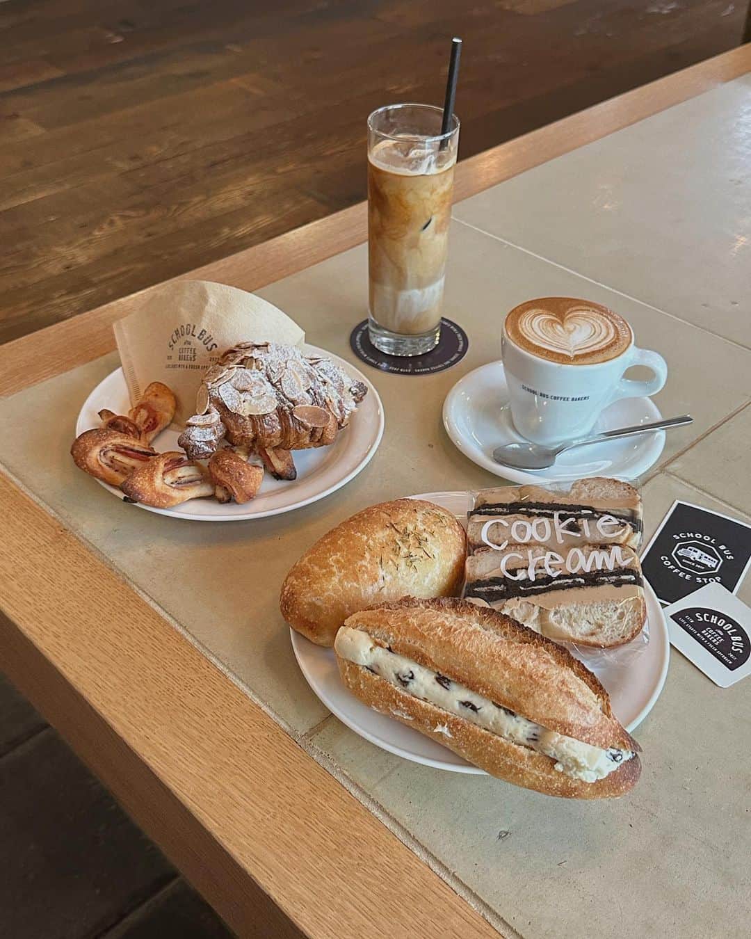AYAさんのインスタグラム写真 - (AYAInstagram)「_ なんか可愛く撮れたお気に入り🍞  久しぶりに行った @schoolbus_coffeebakers   美味しかった〜〜🐻 レーズンバターが美味しすぎたし また次も食べたい。。  パンしか食べたことないねんけど いつか🍔も食べてみたいな⭐️  ここは丸太町の駅から徒歩1分で着くから (出口は6番が近いよ！！) 立地もいいし店内も広くて テーブル、ソファーもあるから オススメ〜✌🏽🤎  店員さんもいつ行っても皆様優しくてスキ　  カフェラテ　¥600 フラットホワイト　¥600  #綾花ログ  #京都カフェ#丸太町カフェ#京都パン屋#京都パン#パン屋さん巡り#パン活#京都コーヒー#スクールバスコーヒーストップ#カフェ部#カフェ好きな人と繋がりたい#カフェ巡り#kyotocafe#marutamachi#kyotocoffee#kyotobakery」10月30日 20時52分 - a.y.hana_12o6