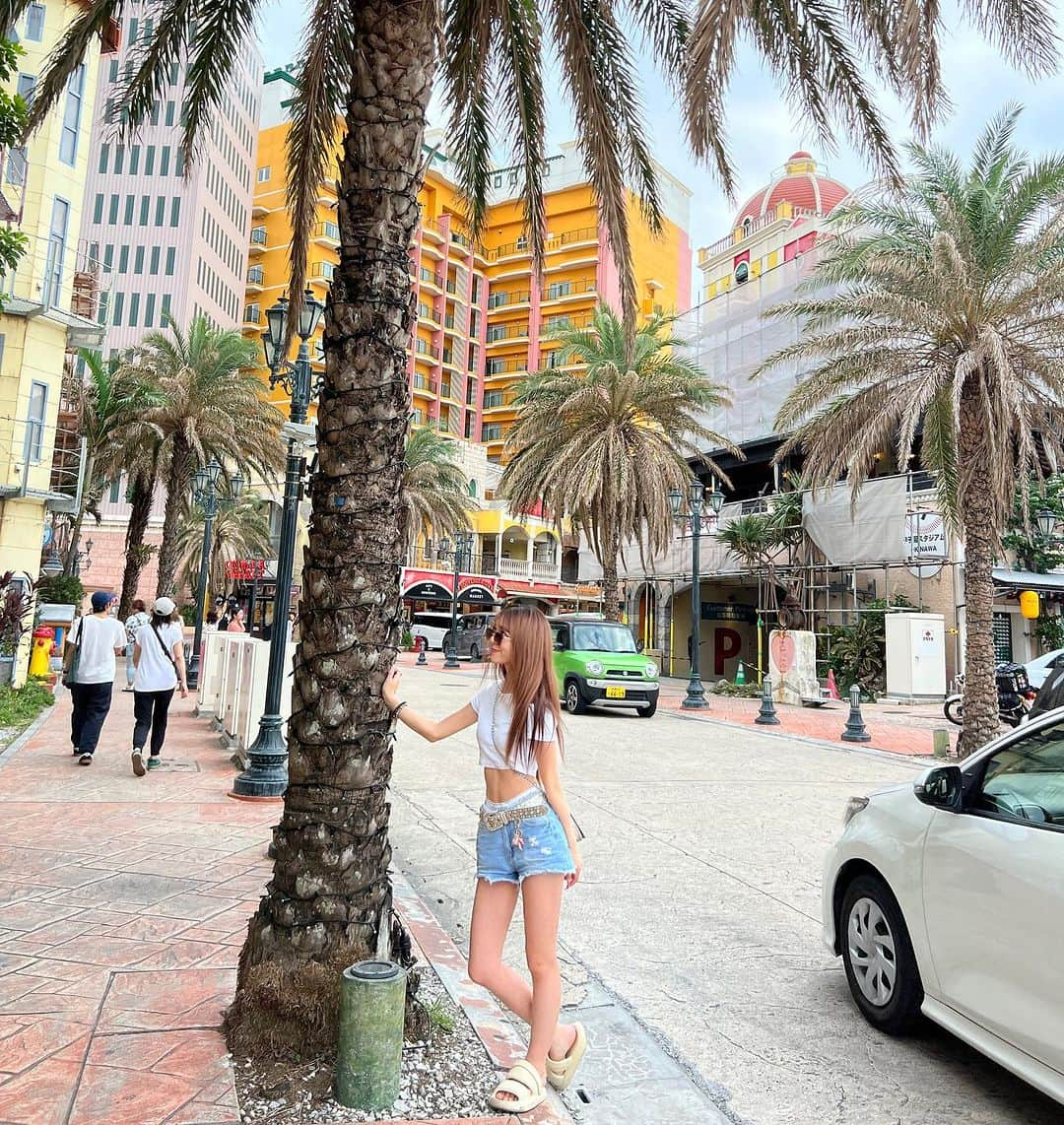 高畑麻優のインスタグラム：「AMERICAN VILLAGE 🗽🇺🇸  海外みたいな雰囲気ダイスキ🌴🩷  来年も沢山旅行行きたいから これからも沢山頑張る〰️✊🏻💟  みんないつもありがとうらヴだよー🩷🩷   #アメリカンビレッジ  #沖縄旅行  #沖縄  #アメリカン #海外ファッション  #海外ガール  #海外ファッション  #mayus_style_」