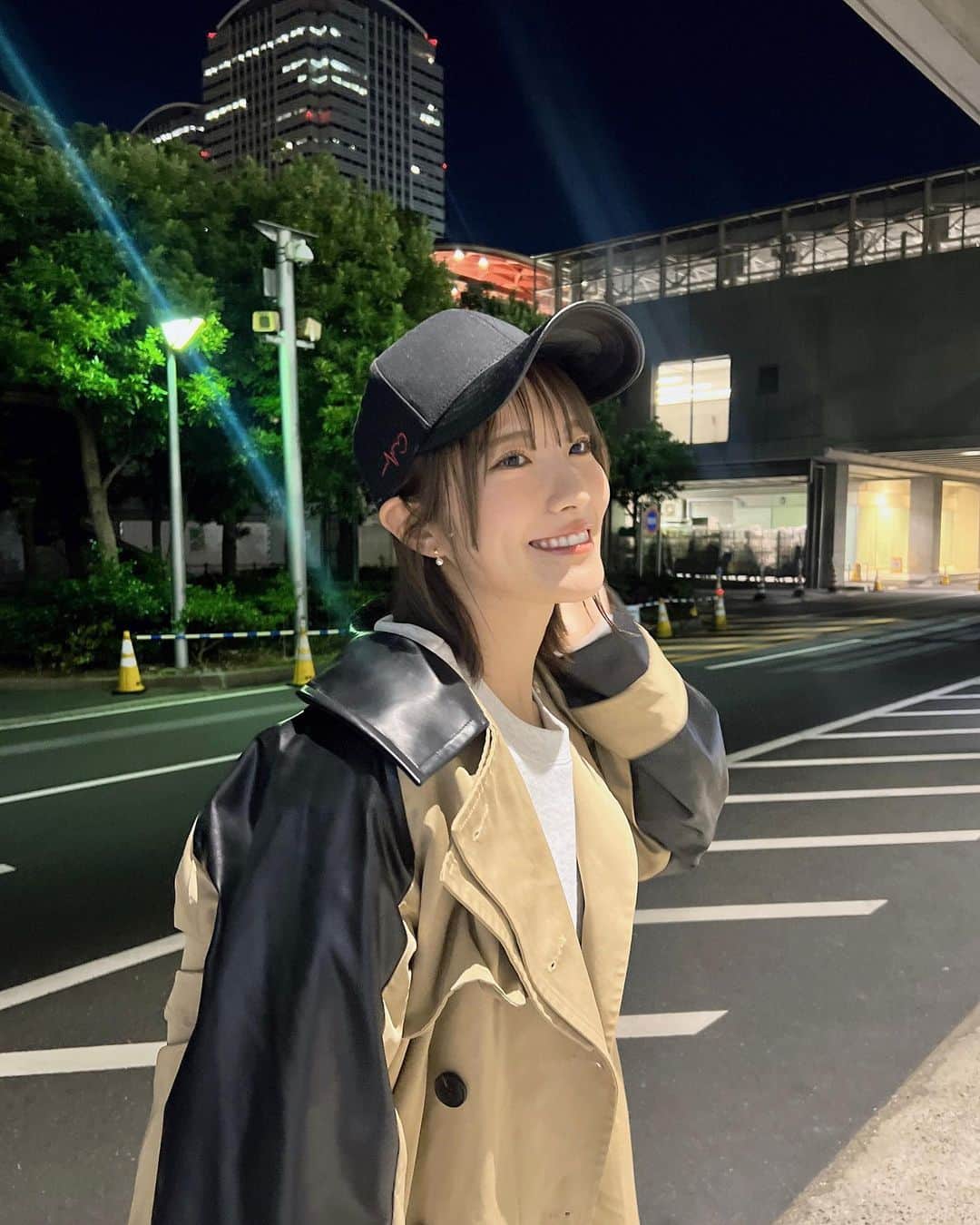 小嶋花梨のインスタグラム：「#Rinnu 🏷 ⁡ ⁡ お気に入り #トレンチコート 🍂 レザーが可愛い…！！ ⁡ ツバがレザー素材のキャップと相性抜群！ ⁡ ⁡ #秋コーデ #冬コーデ #キャップ #スウェット #スウェットコーデ #EMODA #ショートカット #ショートカット女子」