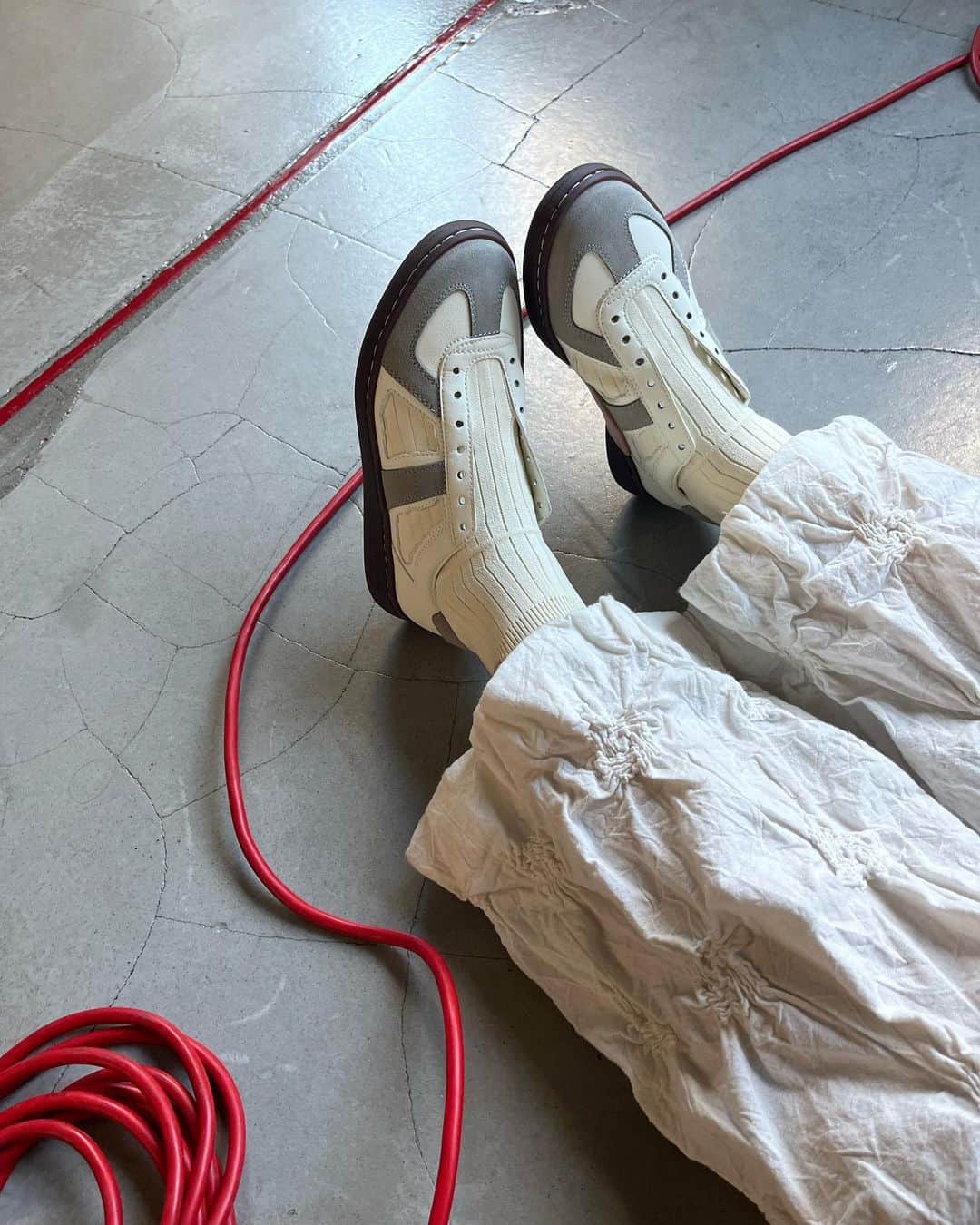 Mio Nagaiのインスタグラム：「. 👟@foot_industry   ソックスがドッキングされてて、スカートにも合わせたいし、パンツの裾からチラッと見えてももちろんいいね👟 HIGASHIにも入荷しました🫶 わたしはワントーンでさらっと合わせたくて、グレーにしたよ  #footindustry」