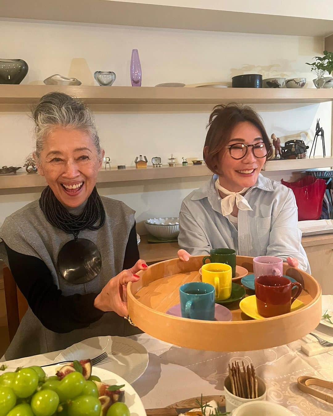 内藤朝美のインスタグラム：「また @izumi_nailart ちゃんと @sadamudekyoto さんに「羨ましい~」って言われるよね？の会😍  @mizuyoyoshida さんの❤️が詰まったとってもとっても素敵なご自宅にご招待頂き、再びワカコさんのお料理を頂けました。  今をトキメク同級生チームの可愛くてたまらない3名のお嬢様達 @kame_kyo ちゃん @shizunan ちゃん、 @yukawatanabe_hanabo ちゃんともお友達になれてザックバランなトークが楽しく、またまた深夜まで長居してしまいました。 働くママも私みたいな専業主婦の方もシングルの方も大変はそれぞれ違うけれど必ず有るから、楽しく語り合え、お互い讃え合えるお友達がいてくれるのは幸せだなーと感じた夜でした。皆さま本当にありがとう❤️❤️❤️❤️❤️又会ってね🤞🏻」