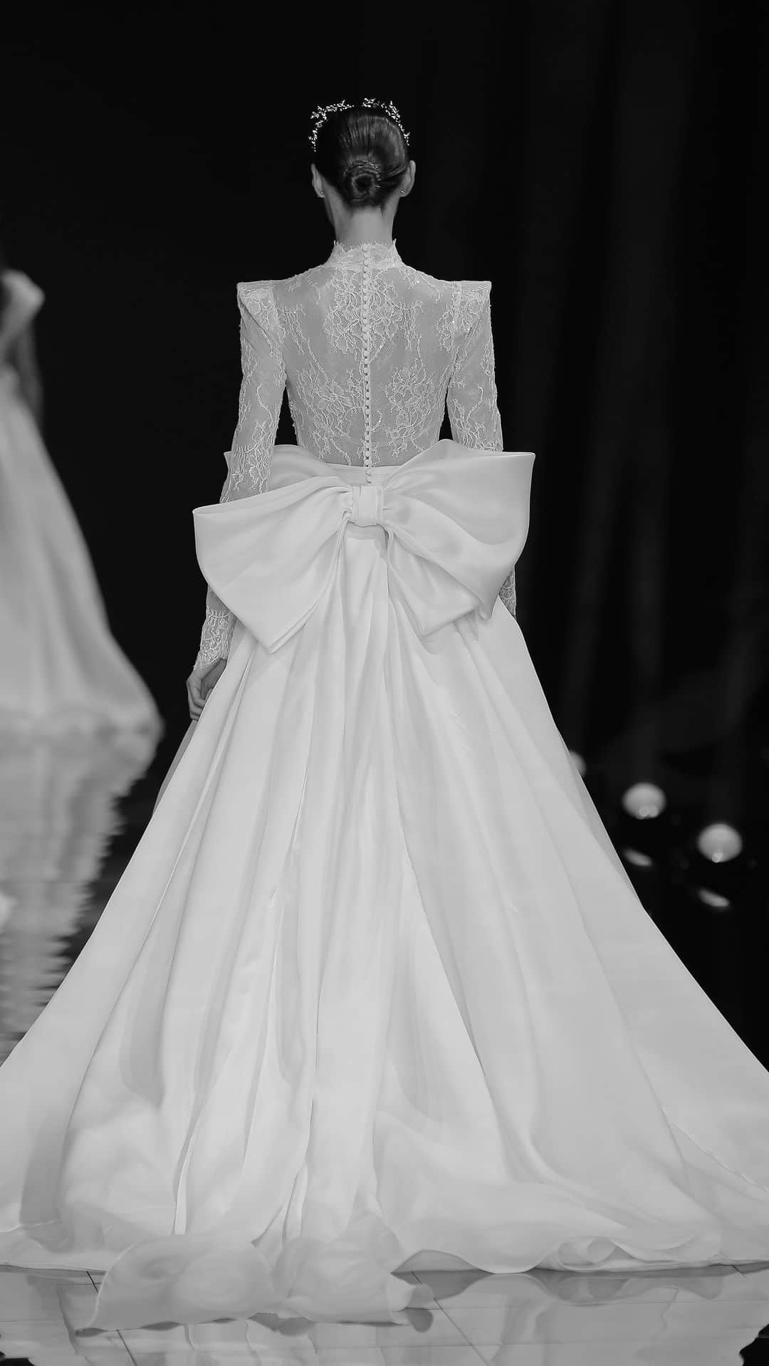 Pronoviasのインスタグラム：「A glamorously billowing haute couture gown, owning its own space and time💛 Fall in love with FIORIS  Schedule your personalized appointment on pronovias.com via the link in bio🔗  #AtelierPronovias」