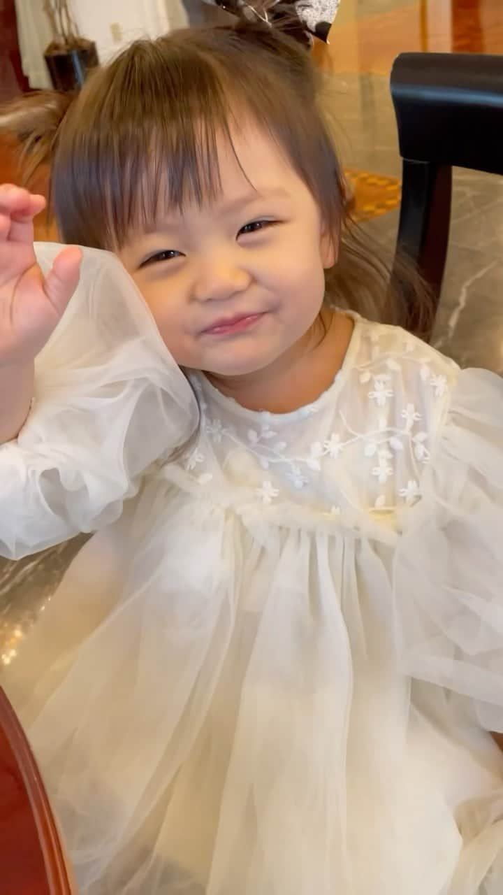 ゆにみあのインスタグラム：「たくさんのお祝いのお言葉ありがとうございました🥹🙏🏻 3歳から4歳の1年間のみあを動画にしました♡  #誕生日 #happybirthday」