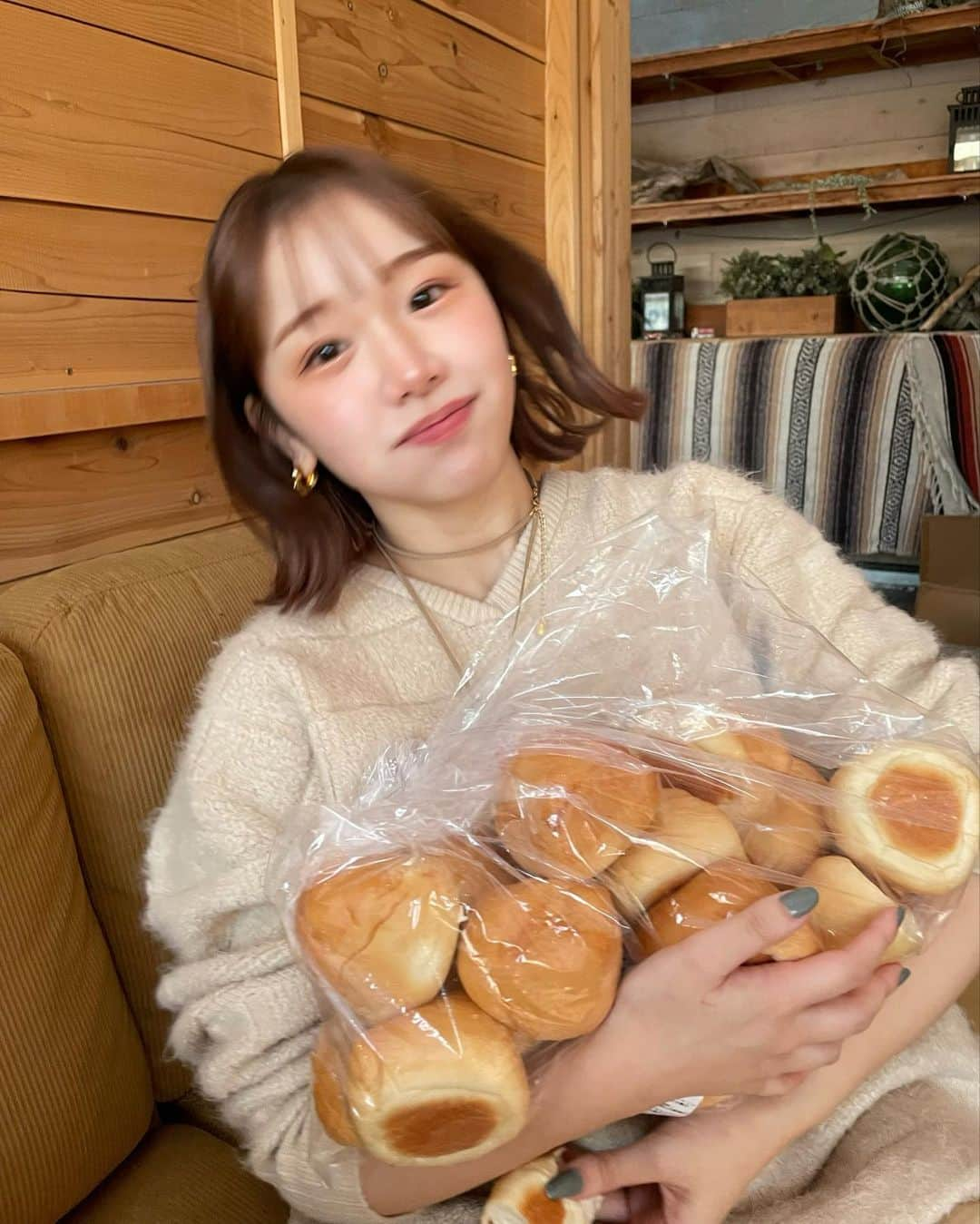 きりまるさんのインスタグラム写真 - (きりまるInstagram)「コストコのパンだいすき〜！🍞 みんないつも行ったら絶対買うものとかある？  １０月もあっという間やったな〜 今月は本当に忙しくて気付けば１日が 終わってるみたいな感じで、 全然遊びにも行けずみたいな感じやったけど、 １０月ラストに滑り込みで京都連れて行ってもらえて ほんとにリフレッシュできました😽♡感謝だなあ  １０月もみんな 仲良くしてくれてありがとう😝♡   あれ、投稿文に１０がいっぱいある .」10月30日 20時47分 - kirimaruuu