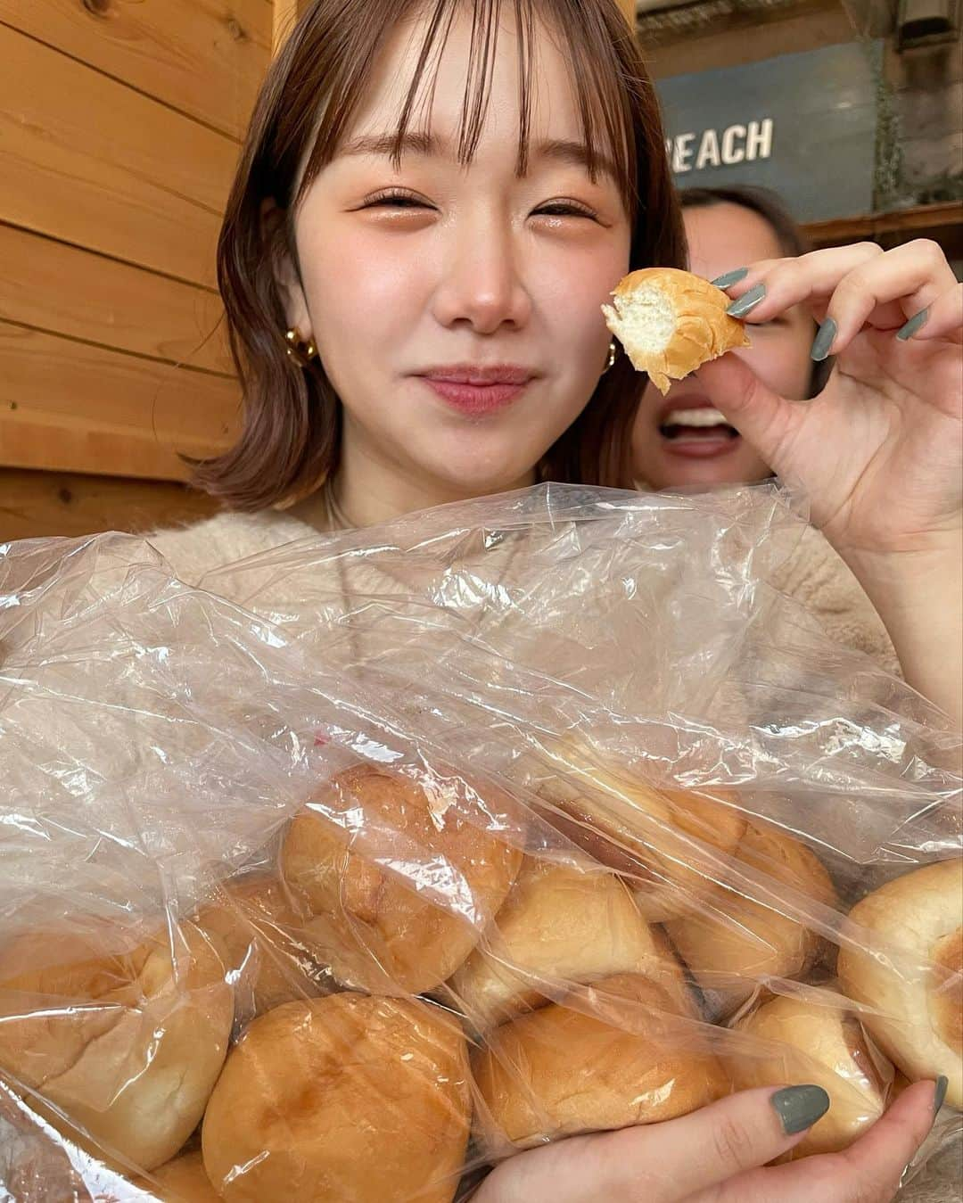 きりまるさんのインスタグラム写真 - (きりまるInstagram)「コストコのパンだいすき〜！🍞 みんないつも行ったら絶対買うものとかある？  １０月もあっという間やったな〜 今月は本当に忙しくて気付けば１日が 終わってるみたいな感じで、 全然遊びにも行けずみたいな感じやったけど、 １０月ラストに滑り込みで京都連れて行ってもらえて ほんとにリフレッシュできました😽♡感謝だなあ  １０月もみんな 仲良くしてくれてありがとう😝♡   あれ、投稿文に１０がいっぱいある .」10月30日 20時47分 - kirimaruuu