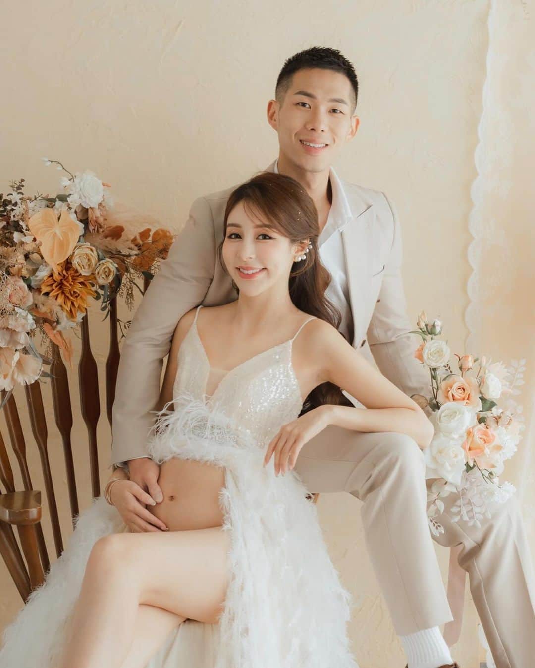 リタ（瑞塔兒）のインスタグラム：「即將要生產的日子～我想我會想念懷孕的時候🫶🏻 很多人問：當媽媽的感覺是什麼？ 我想應該只有生出來的那一刻才會知道我要多愛我女兒吧👧🏻 這兩週讓我成長了很多 真的體會到當媽媽不為了什麼，只求小孩平安健康！ 之後再跟大家好好分享👶🏻  即將要跟女兒見面了～真的好期待也好緊張呀🥹 就用美麗的孕婦照來迎接可愛的蘿蔔糕 @monbebe520520 🥕👨‍👩‍👧」
