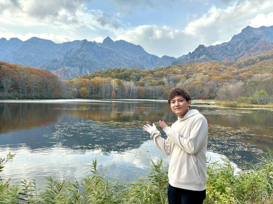 松山航大のインスタグラム：「★ 長野市 戸隠の鏡池に行ってきました！ 紅葉見頃でした🍁 . 戸隠の山々が、水面に反射して映ってるのがきれい。 . 平地でも紅葉が進んできて、秋の深まりを感じますね😊 . #秋 #紅葉 #落ち葉 #長野市 #nagano #観光 #戸隠 #鏡池 #長野放送 #アナウンサー #松山航大」