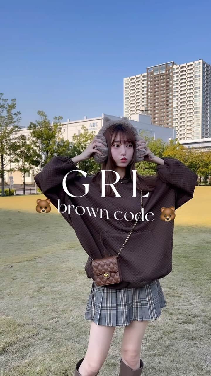 Ayanaのインスタグラム：「all GRLの " brown code " ‎🐻‍🤎 ⁡ hoodie : at1666 skirt : ey003 boots : gd1431 earmuffs : dd325 ⁡ オーバーサイズのキルティングパーカーと プリーツチェックスカートが意外にもマッチして可愛いの🫶🏻 イヤマフは猫耳になってて遊び心🫣 ブーツも歩きやすいのに盛れるからおすすめ👢✨ ⁡ @grl_official  ⁡ ⁡ #GRL #グレイル #プチプラ #プチプラコーデ #grl購入品 #grlコーデ #グレイル購入品 #グレイルコーデ  #キルティング #パーカー #パーカーコーデ #パーカー女子  #プリーツスカート #ミニスカート #イヤマフ #ロングブーツ  #ディズニーコーデ #おそろコーデ #ふたごコーデ」