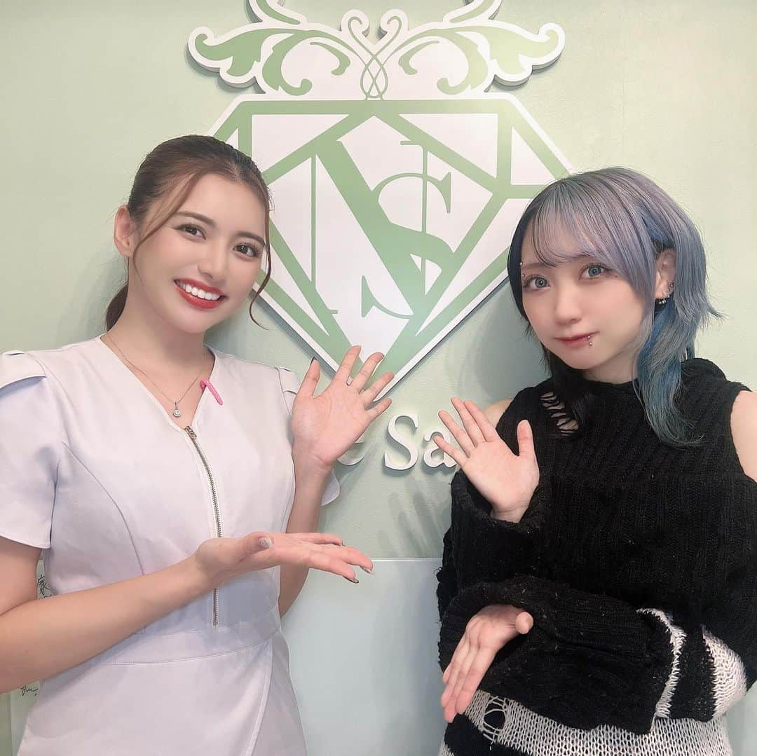 シイナナルミさんのインスタグラム写真 - (シイナナルミInstagram)「🩵🌟🩵 ⁡ ディズニー行った時の載せれてなかった写真🏰💭🎀 ⁡ 最近のあたしめちゃくちゃ可愛いですよね？？ 皆様気付きましたか？？？？？ ⁡ 実は…11月生誕やイベント沢山あるので お肌のメンテナンス行ってきたのです‼ 最近調子めちゃいい感じ(ᐡᴗ ̫ ᴗᐡ)👍🏻 ⁡ お友達のさゆりちゃんのクリニックでダーマペンしてきました🥺 @sayuri__offi @nurse_salon_ebis  ⁡  ダーマペンてめっちゃ痛いイメージあったけど さゆりちゃんのクリニックのは 全然痛くなかった！！！！ありがたい！！✨✨ ⁡ 次の日くらいからお肌の皮が剥けてきて 1週間くらいしたら肌のトーンが上がった感じがして めちゃ肌綺麗になった！！嬉しい🥺🥺 ⁡ ⁡ この投稿見た！で10%オフになるので 気になる子はぜひ！行ってみてね〜🌱𓂃 𓈒𓏸 ⁡ ⁡ ⁡ ⁡ ⁡ #美容医療#美容クリニック#美容皮膚科#美容サロン#美意識#美意識高い#美容オタク#美容マニア#肌質改善#エステ#エステサロン#ナースサロン#恵比寿#恵比寿サロン #ディズニー #ディズニーコーデ #ディズニーランド #ディズニーシー #派手髪 #派手髪女子 #派手髪ショート #ウルフカット #ウルフ #ウルフヘア #ウルフ女子 #ウルフカット女子 #シイナナルミ #青髪 #ディズニーハロウィン #ディズニーカチューシャ」10月30日 20時50分 - narumin_chan