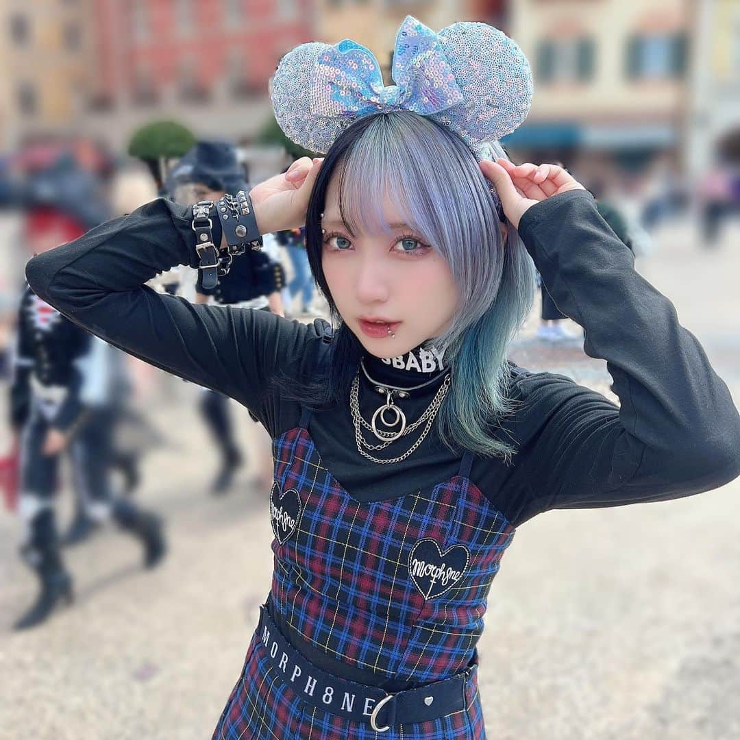 シイナナルミのインスタグラム：「🩵🌟🩵 ⁡ ディズニー行った時の載せれてなかった写真🏰💭🎀 ⁡ 最近のあたしめちゃくちゃ可愛いですよね？？ 皆様気付きましたか？？？？？ ⁡ 実は…11月生誕やイベント沢山あるので お肌のメンテナンス行ってきたのです‼ 最近調子めちゃいい感じ(ᐡᴗ ̫ ᴗᐡ)👍🏻 ⁡ お友達のさゆりちゃんのクリニックでダーマペンしてきました🥺 @sayuri__offi @nurse_salon_ebis  ⁡  ダーマペンてめっちゃ痛いイメージあったけど さゆりちゃんのクリニックのは 全然痛くなかった！！！！ありがたい！！✨✨ ⁡ 次の日くらいからお肌の皮が剥けてきて 1週間くらいしたら肌のトーンが上がった感じがして めちゃ肌綺麗になった！！嬉しい🥺🥺 ⁡ ⁡ この投稿見た！で10%オフになるので 気になる子はぜひ！行ってみてね〜🌱𓂃 𓈒𓏸 ⁡ ⁡ ⁡ ⁡ ⁡ #美容医療#美容クリニック#美容皮膚科#美容サロン#美意識#美意識高い#美容オタク#美容マニア#肌質改善#エステ#エステサロン#ナースサロン#恵比寿#恵比寿サロン #ディズニー #ディズニーコーデ #ディズニーランド #ディズニーシー #派手髪 #派手髪女子 #派手髪ショート #ウルフカット #ウルフ #ウルフヘア #ウルフ女子 #ウルフカット女子 #シイナナルミ #青髪 #ディズニーハロウィン #ディズニーカチューシャ」