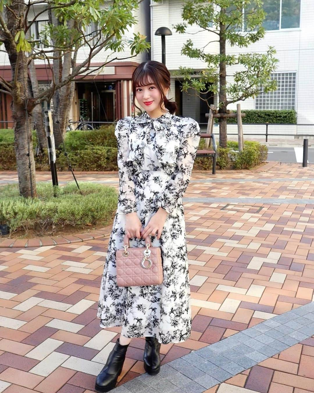 森下まいさんのインスタグラム写真 - (森下まいInstagram)「昨日のお洋服〜♥  クラシカルな花柄ワンピースに、 オーバーサイズシルエットが可愛いロングシャギーボアカーディガンを羽織ってお出かけしてました☺️  どちらも【@tocco_closet 】です☺︎  ワンピースはお袖のほんのり透け感も可愛くてお気に入り♥ ボウタイリボンは前で結んでも後ろで結んでも可愛く決まる2ＷＡＹ仕様になってます🙆‍♀️  #mai153 ←コーデ投稿まとめてます♥  #PR #tocco #toccocloset #153cm #153cmコーデ」10月30日 20時50分 - mai_morishita