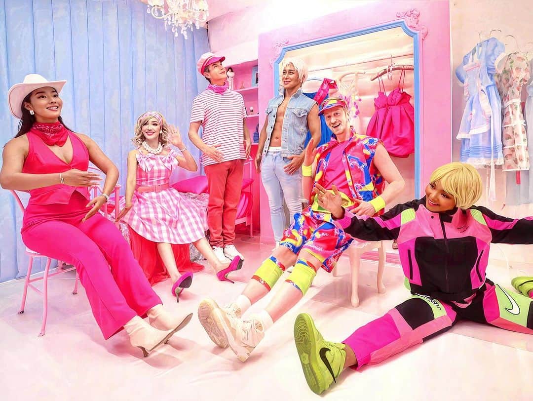 Atsushiさんのインスタグラム写真 - (AtsushiInstagram)「. . Hi Barbie, I’m Ken!  今年の大人ハロウィンのテーマはBarbie💖 まさにリアルバービーだったアンさんが、 バービーの世界観のスタジオをアレンジしてくれて、 テディがめちゃ可愛く編集してくれましたー✨  クリちゃんのスポーティーバービー、 すみのアジアンバービー、 ヤバたんのカラフルケン。 みんな可愛かったー🫶🫶🫶  HIi Barbie, I’m Ken!!! Super fun at Barbie Halloween night 🎀  #バービー #バービーケン #ケン #barbie #barbiegram #barbieken  #ken」10月30日 20時50分 - atsushi_416
