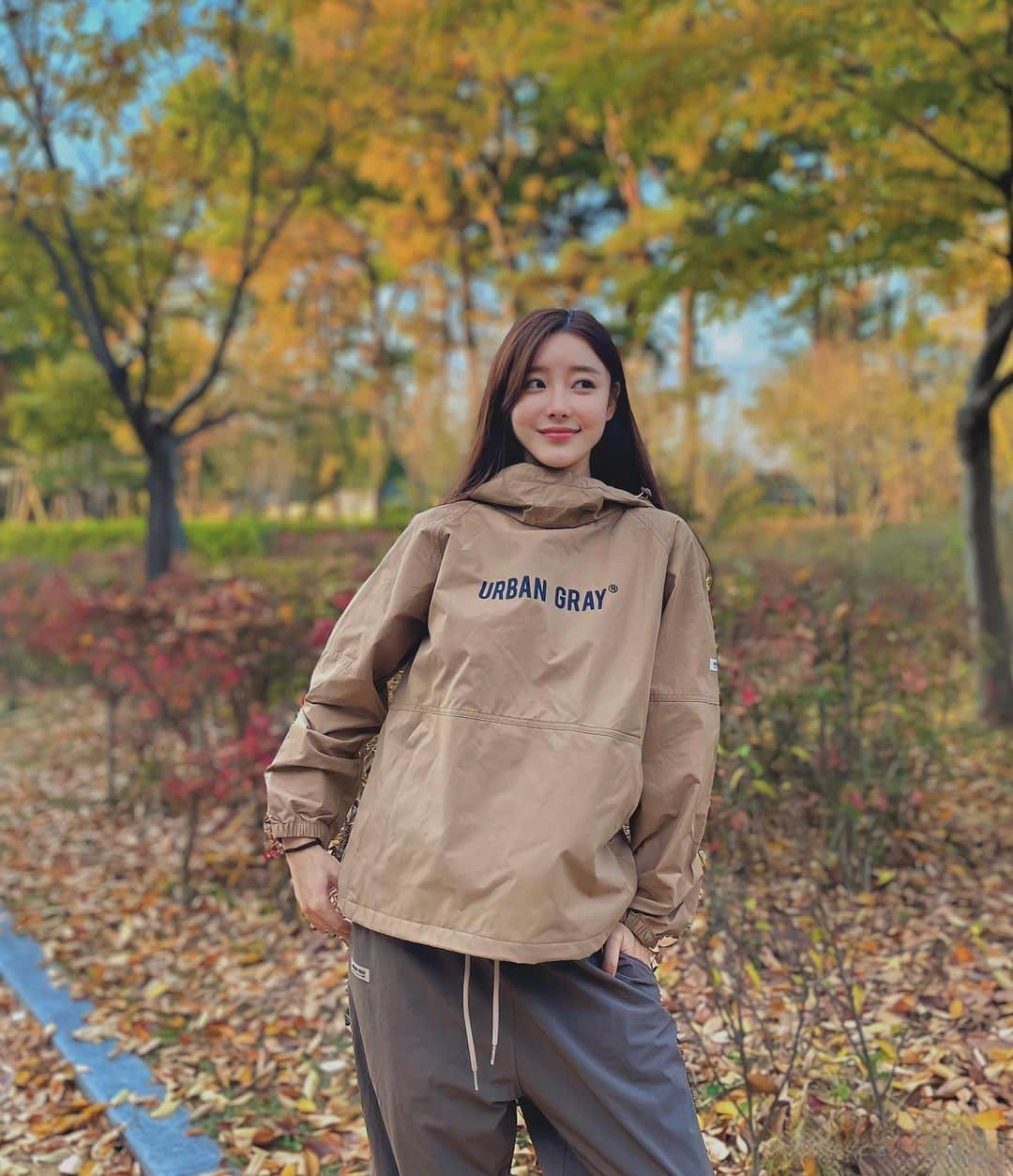 チェ・スルギのインスタグラム：「이번 가을도  어반그레이와 함께 🍂🍁 너무 편하고 예뿌  매일 입고 다녀 크크  등산 , 캠핑 , 어디서나  잘어울리는 아웃도어룩  으아 캠핑가고싶따 !!   가을캠핑 어반그레이와 함께해야지  🤎🤎🤎🤎」