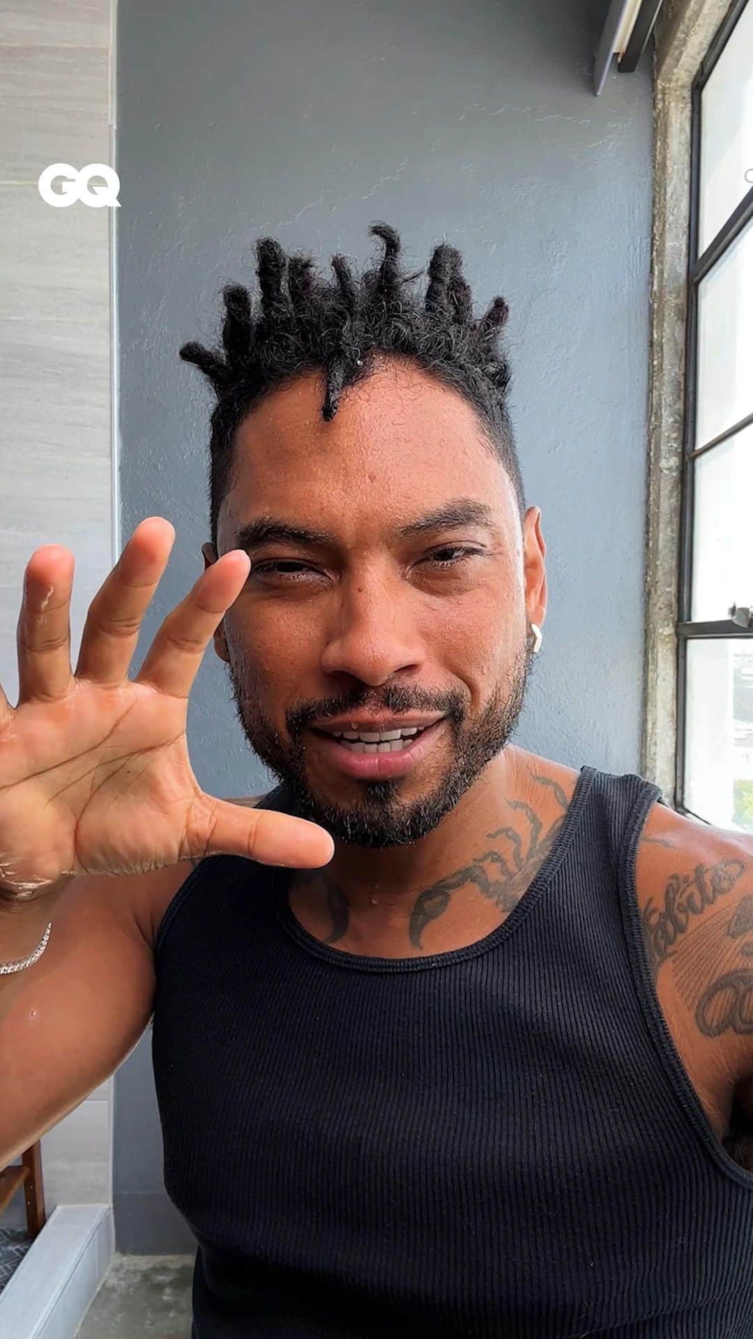 ミゲルのインスタグラム：「“When you look good, you perform well”   Miguel reveals his seven-step grooming routine – from a cleanser that leaves skin smooth to icing your face to boost your serotonin levels – for this week’s #GQHype. Read the interview at the link in bio.   🎥: @snapblast」