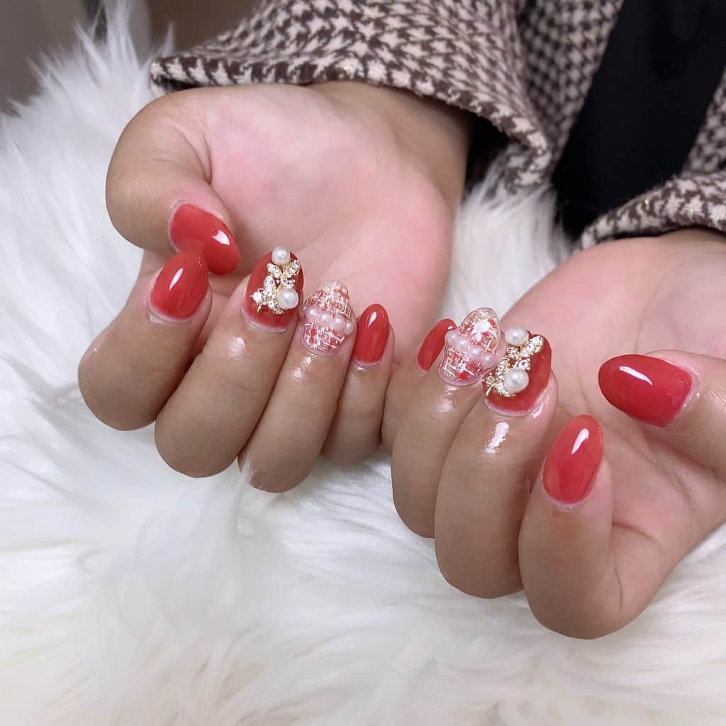 R!Nのインスタグラム：「New nail💓 ツイードがかわゆい ボルドーにしたかったけど、色々相談してこの色になりました！  サロンは Nailsalon muget  担当はミサキさん  高島屋の近くのネイルサロンです✨  今回もminimoから予約しました。 今後もリピ確定です😌  ネイルはやっぱりキラキラかわいいネイルが一番好き！  #nail ##ツイード #tweed #ネイル #キラキラネイル #赤ネイル #newnail #ネイルサロン #💅」