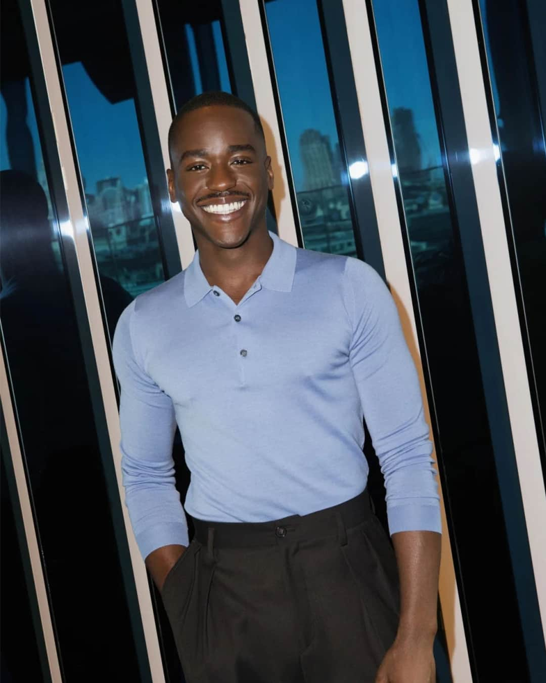 ジョンスメドレーのインスタグラム：「Ncuti Gatwa @ncutigatwa wears our Belper polo shirt in Winter Violet earlier this month at the London Film Festival.  Styling @felicitykay Photography @elljmorgan for @esmagazine  #ncutigatwa #johnsmedley」