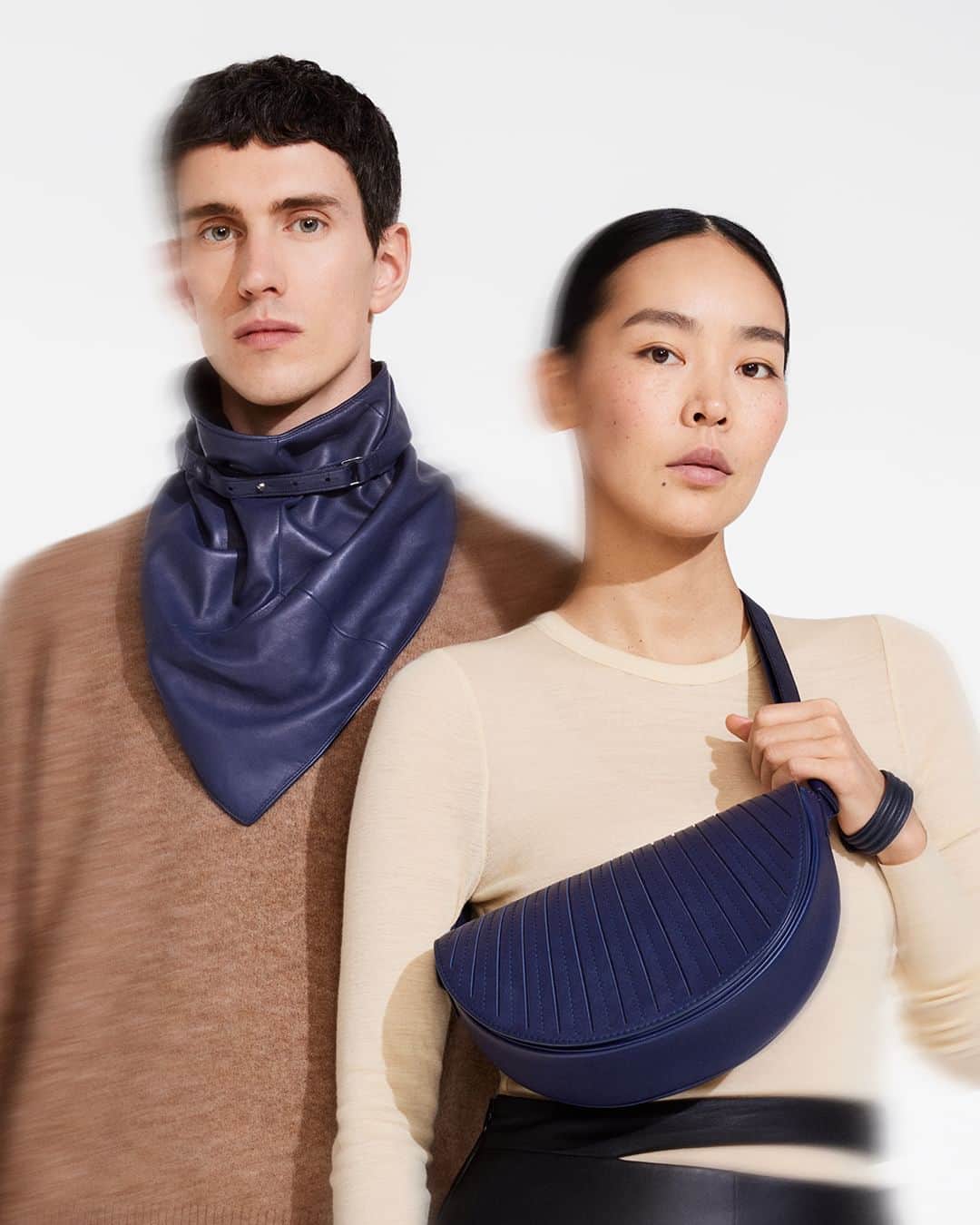 カミーユフォルネのインスタグラム：「How do you like our blue indigo, on pleated bag or on leather scarf? This autumn we rediscover Camille Fournet's iconic colour.   #CamilleFournet  #カミーユフォルネ #LeatherScarf #LeatherBag #pleated #AW23 #SavoirFaire #MadeInFrance Stylisme: @clemencecahu Photo: @cedricviollet」