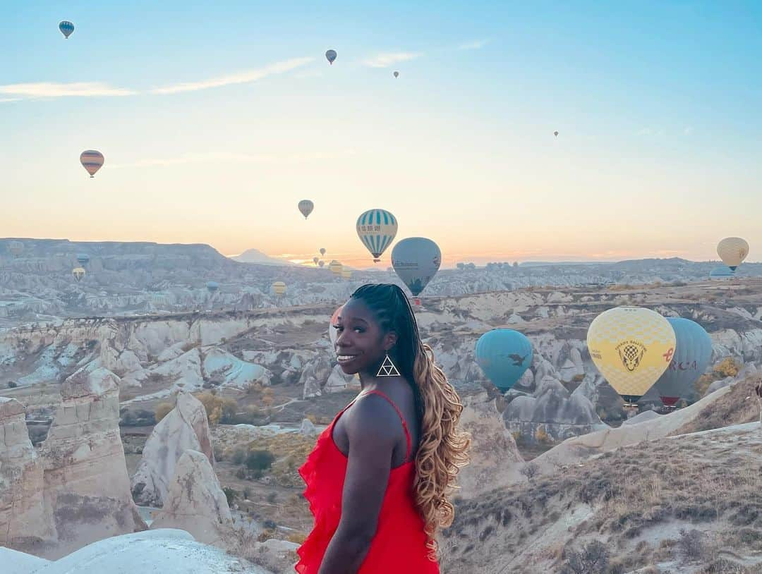 アニカ・オヌオラさんのインスタグラム写真 - (アニカ・オヌオラInstagram)「Getting carried away in Cappadocia  #türkiye #cappadocia #birthdaytrip #kapadokya #gocappadocia」10月30日 21時00分 - anyika