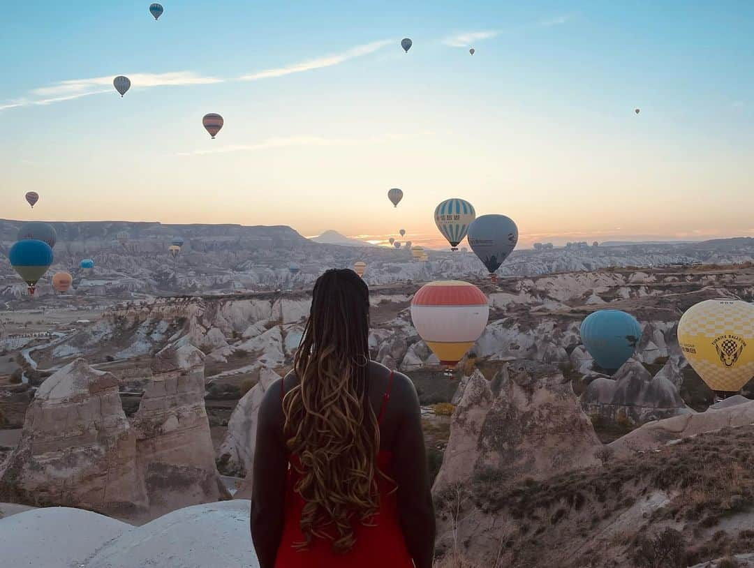 アニカ・オヌオラさんのインスタグラム写真 - (アニカ・オヌオラInstagram)「Getting carried away in Cappadocia  #türkiye #cappadocia #birthdaytrip #kapadokya #gocappadocia」10月30日 21時00分 - anyika