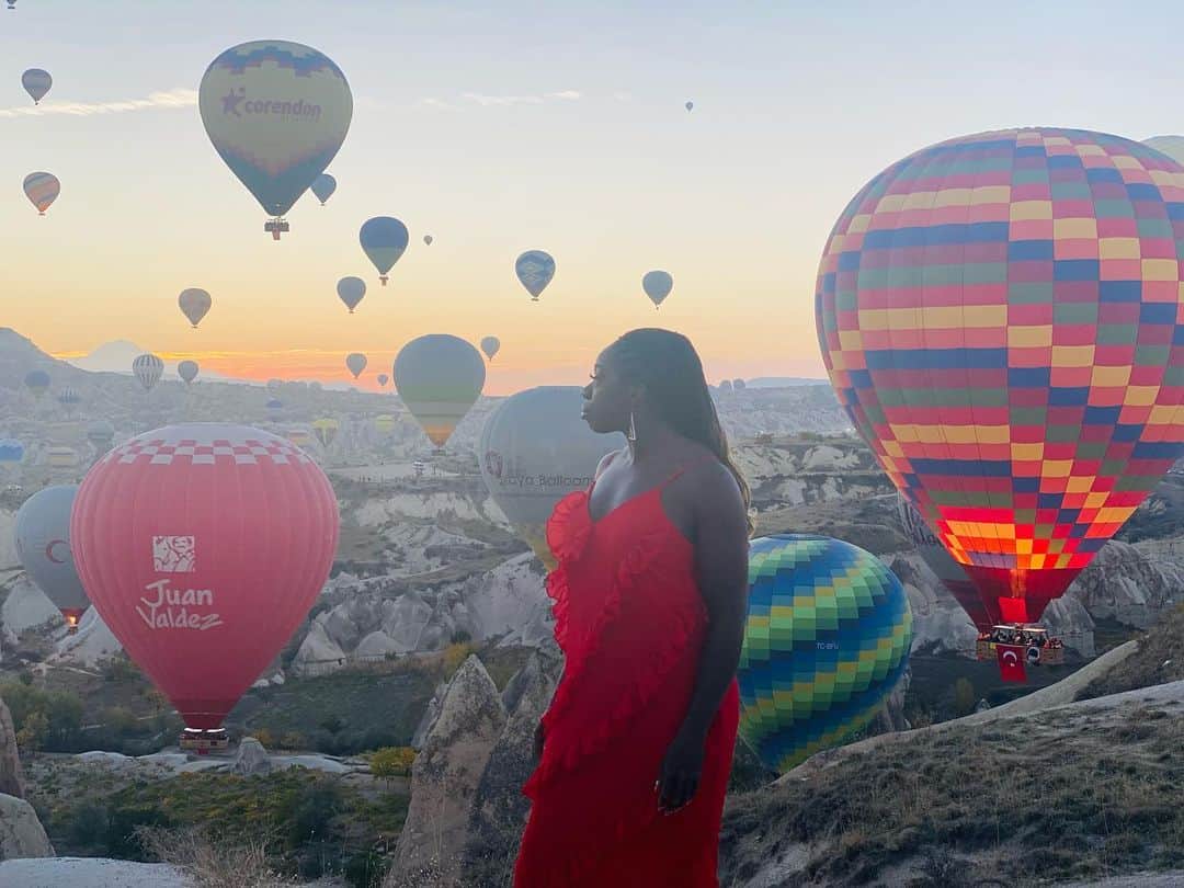 アニカ・オヌオラのインスタグラム：「Getting carried away in Cappadocia  #türkiye #cappadocia #birthdaytrip #kapadokya #gocappadocia」
