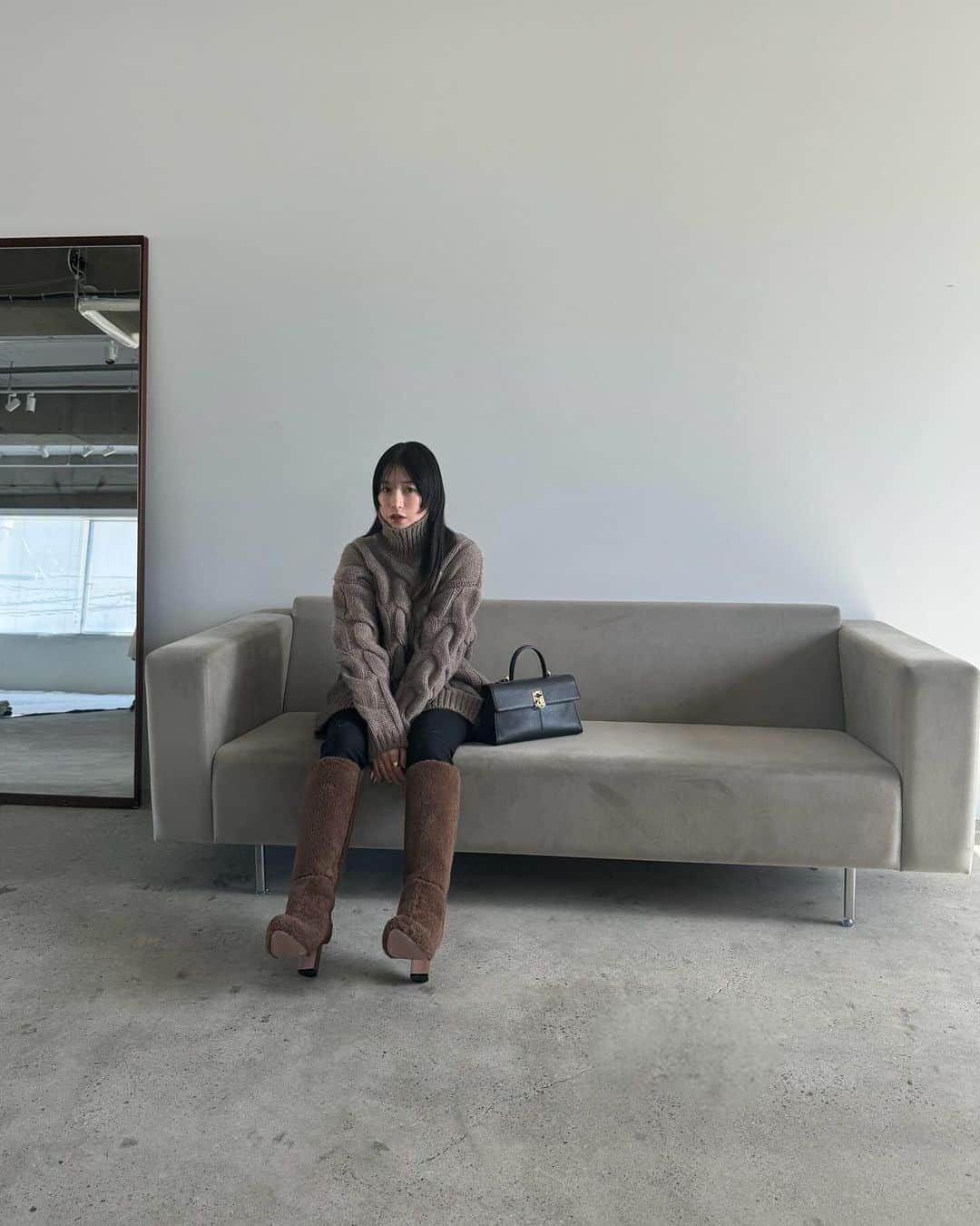松本恵奈のインスタグラム：「BIG CABLE OVER KNIT TOPS : clane（明日発売） PINKY DENIM PANTS : clane(発売中) CLANE×CAFUNÉ MEDIUM STANCE : (明日発売) BOA BOOTS : pellico select(明日発売)  是非お楽しみに！ #clane #新作」