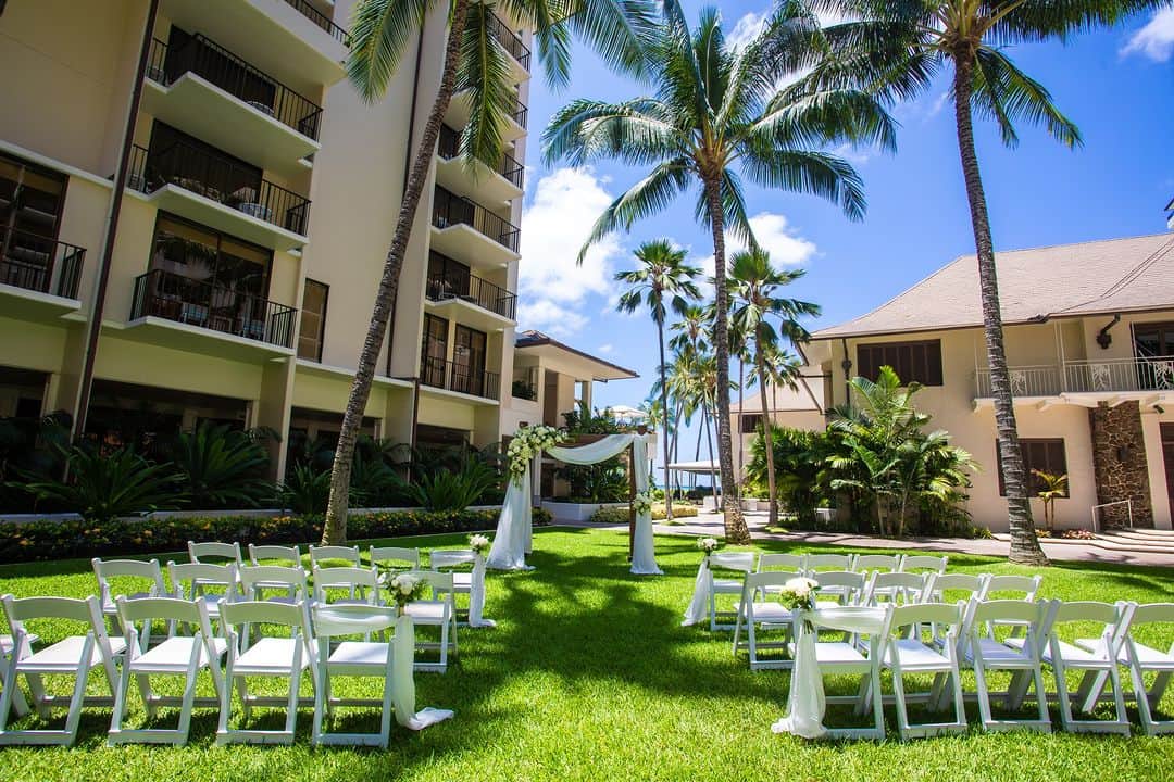ファーストウエディング公式 ハワイウエディングさんのインスタグラム写真 - (ファーストウエディング公式 ハワイウエディングInstagram)「. 【Hawaii/挙式会場紹介】 Halekulani ハレクラニ ウェディング  ハワイ・ワイキキの格式あるホテル「ハレクラニ」は、 ハワイ語で｢天国にふさわしい館｣を意味します。 その名にふさわしく美しい南国の花々や木々に囲まれて、 穏やかに存在しています。 敷地内へ入ると、ワイキキの中心にありながらその喧騒を感じさせない、 優雅な時間が流れています。  美しい緑の芝生で行われるガーデンコートヤードウェディング。 空に向かって延びるパームツリーがハワイらしさをぐっと感じさせます。 ホテル中庭でも開放感いっぱいの雰囲気があるのはハレクラニならでは。 落ち着いた、洗練された雰囲気に包まれます。  Dress @beacondress   #FIRSTWEDDING #ファーストウエディング #リゾートウェディング #リゾート婚 #ハワイ挙式 #リゾート挙式 #ハレクラニウェディング #ハレクラニガーデンコートヤード #halekulani #リゾ花 #家族婚 #2023冬婚 #2024春婚 #2024夏婚 #2024秋婚 #2024冬婚 #プレ花嫁 #プレ花嫁さんと繋がりたい #ハワイ旅行 #ハワイ好きな人と繋がりたい #ハワイ観光 #hawaii #hawaiitrip #hawaiiwedding #wedding #weddingphotography #bouquet #ハワイウエディング #ハワイウェディングフォト」10月30日 21時00分 - firstwedding