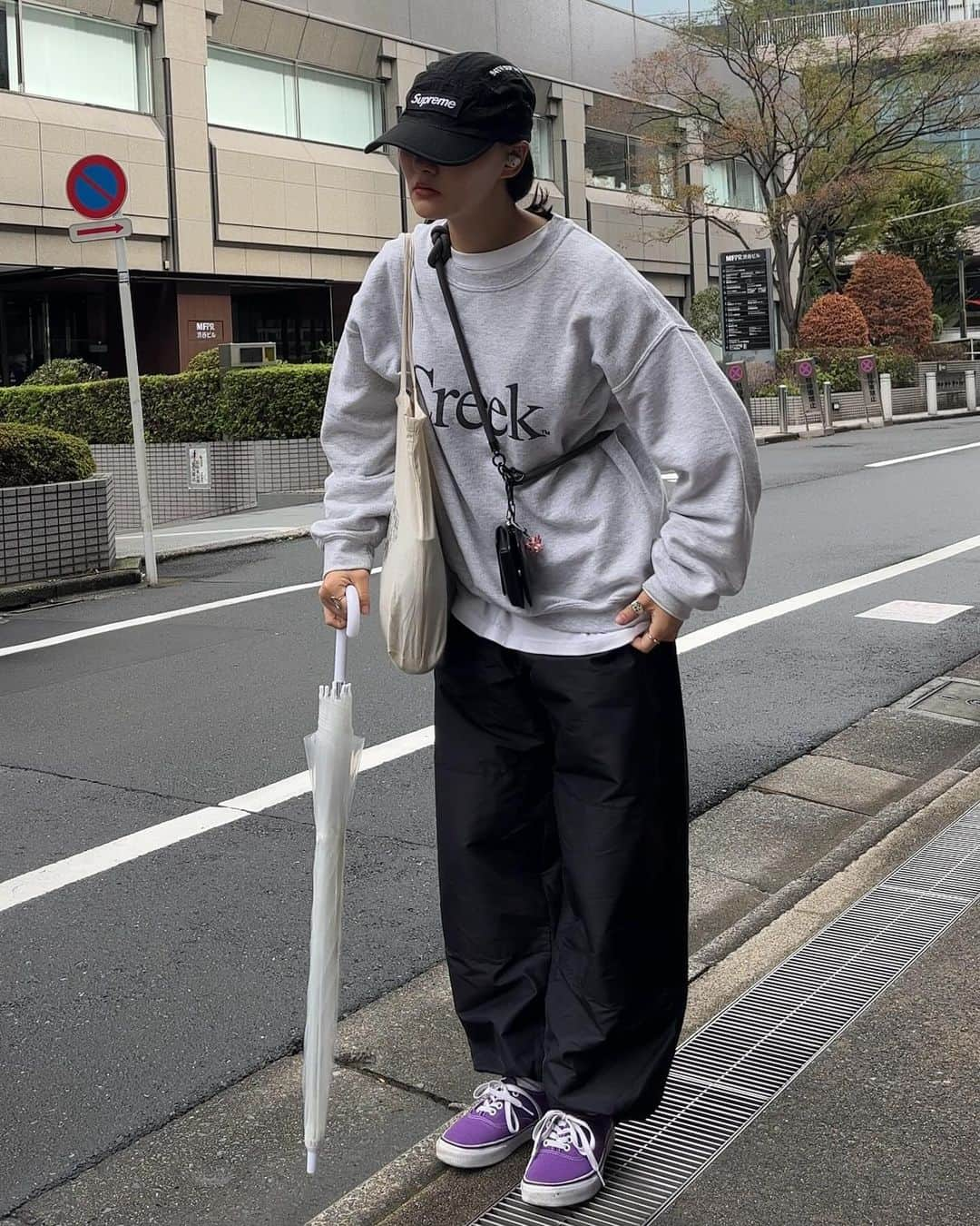 さいとうなるさんのインスタグラム写真 - (さいとうなるInstagram)「🌂  creekのスウェットに wonderのシャカシャカパンツ  足元は大好きなパープルカラーのvans💜  tops... @creek_anglersdevice pants... @wonder_mountain_ bag... @graphpaper_official cap... @supremenewyork  shoes... @vans  . . .  #ootd#日々#シンプル#シンプルコーデ#メンズライク #秋コーデ#冬コーデ#サムオム#somomandco#サムオムアンドコー#シティーポップ#シティボーイ #シティポップ#ストリートシック#ストリートコーデ #ストリート#アウトドアファッション#popey#ポパイ#cityboy#citystyle#トラッドコーデ#fudge#ファッジ#cluel#クルーエル#creek#スウェット#wonderwoman #ナイロンパンツ」10月30日 21時01分 - naru060708