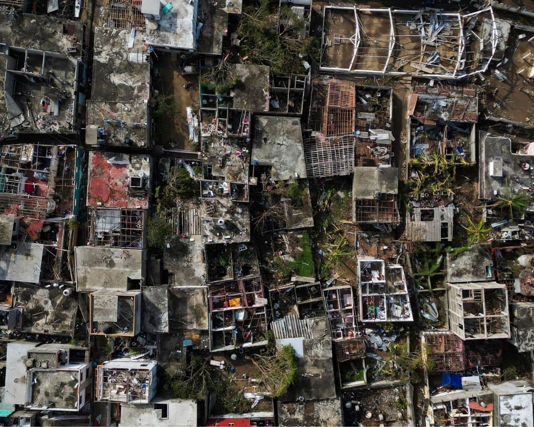 AFP通信さんのインスタグラム写真 - (AFP通信Instagram)「Aerial views of damages caused by the passage of Hurricane Otis in Puerto Marques, Guerrero State, Mexico, on October 2023. ⁣ The death toll from an extraordinarily powerful hurricane that blasted the Mexican resort city of Acapulco rose to 48.⁣ ⁣ ⁣ 📷 @opopeza_ro #AFP」10月30日 21時01分 - afpphoto