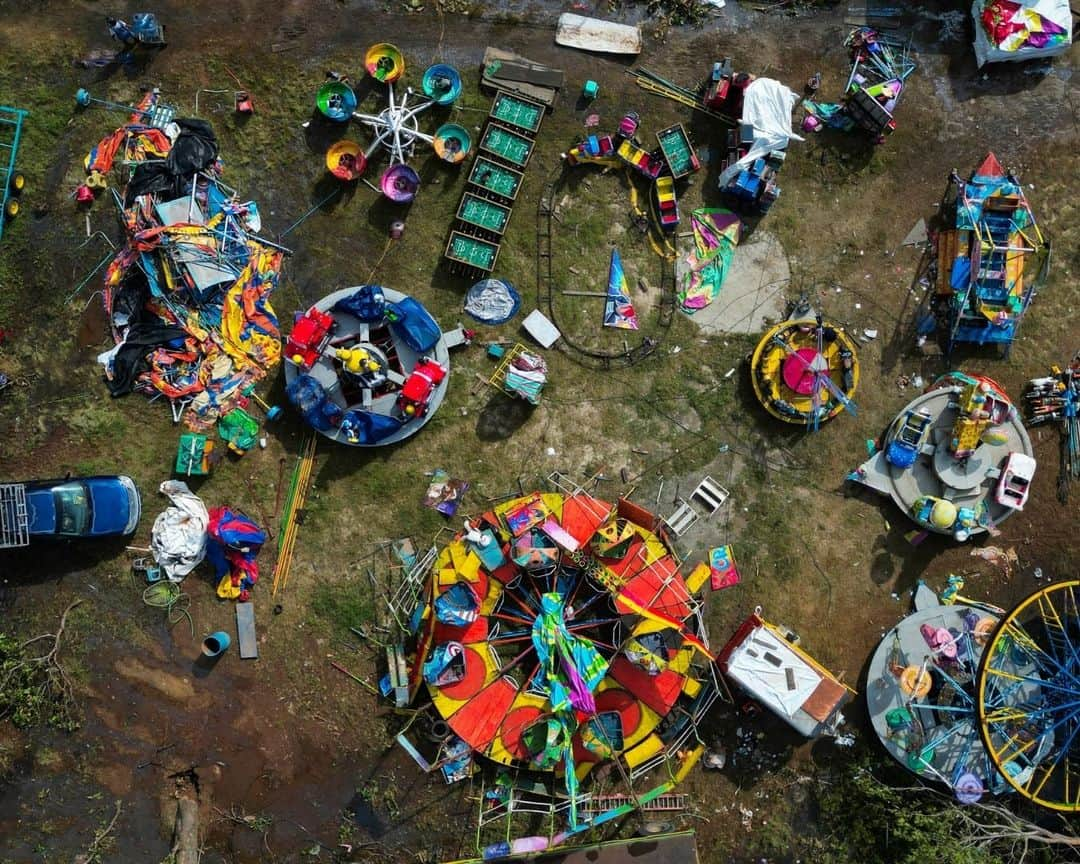 AFP通信のインスタグラム：「Aerial views of damages caused by the passage of Hurricane Otis in Puerto Marques, Guerrero State, Mexico, on October 2023. ⁣ The death toll from an extraordinarily powerful hurricane that blasted the Mexican resort city of Acapulco rose to 48.⁣ ⁣ ⁣ 📷 @opopeza_ro #AFP」