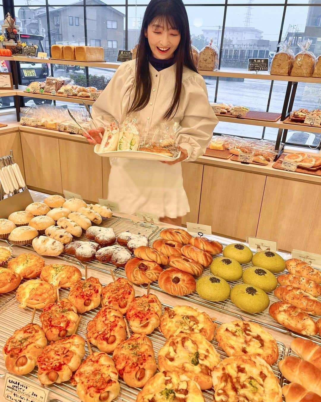 土屋香織さんのインスタグラム写真 - (土屋香織Instagram)「🍞金沢市 𝕊𝕒𝕝𝕦𝕥 𝔼𝕟𝕔𝕙𝕒𝕟𝕥𝕖🥐𓂃*·⑅ @salutenchante  ゴルフ前の腹ごしらえ😋⛳️ここのサンドイッチが感動的に美味しかったの😭💗しかも品揃えがすごすぎる❣️ 200種類を超える品揃えって😳 朝早くからこんなにたくさんの種類のパン準備するってパン屋さんってすごいなぁ🥺✨ 毎日こんなの食べたい…金沢の住人がうらやましすぎるぅ🥺💗 雨模様の朝早くからお客さんがひっきりなしで（お客さん出たタイミング狙ってパシャリ📷）ここ地元の方々にすごい人気のお店なのですね❣️ . サンドイッチは迷いに迷って😍 •エビカツアボカドタルタルサンド¥420🦐 ・ツナ・アボカドサンド¥500🥑 どっちも美味しくて😍 ツナ・アボカドサンドが私的に感動レベルで美味しくて🤩 レモンも入っててそのアクセントが素晴らしかった🍋✧︎*。 . そして名物のフルーツサンドも🥰🍓🍇☁️ ・いちじくサンド¥530 ・マスカットサンド¥580 余すことなく果物がセッティングされててどこから食べてもフルーツ🥰幸せ♡ マーブルの生地のフルーツサンドもめちゃくちゃ可愛かったからお店行ったらチェックしてみて欲しい❣️ . お惣菜パンもものすごい種類🥺✨ 他で見たことなくて あまりの美味しさに頬張って顔が🤩ってなったのが ・ミートソースがけホットドッグ¥360🌭 これ絶対食べて欲しい☺️かぶり付いたらソーセージがパリッ！うまみがじゅわー🥰そしてミートソースが美味しすぎる🤤 これ絶対リピ❣️ . トランクに入れてお家まで持ち帰ったのは ・栗くるみ食パン¥650🌰 これがまた🥹いつもくるみパンとか食べた時にふと感じる物足りなさをパーフェクトにカバーした満足感のあるお味で、私が求めてたのはこれ！これ！これー🥺！！！って感じ😍 ああほんと毎日食べたい♡ ・しっとりプレーンマフィン¥260 ・しっとりチョコチップマフィン¥290 マフィンも美味しかった☺️ . ※価格はすべて税込です . 今回の金沢🧳 行きは羽田⇢小松✈︎で金沢駅西口まで空港バスだったのですが、ちょうど市内入って駅までもうすぐって時に、 空港バスの車窓から【Salute Enchante】のグリーンの可愛らしい文字が目に飛び込んで来て💚 あー❣️❣️私の行きたかったパン屋さん🥐💗 ここだー😍❣️とテンション爆上がり😍💚💚💚 . 金沢旅行の際にはぜひまた立ち寄りたいパン屋さんのご紹介でした☺️✨ . . . 🍞🥐🥯🥖🥪 私が行ったのは金沢本店。（野々市市にもあるみたいです） イートインはできません。 駐車場10台あり🅿️ テイクアウトのコーヒーなどもあり☕️♪ . . .  PR @salutenchante #金沢グルメ #金沢ランチ #金沢モーニング #金沢テイクアウト #金沢パン屋 #サンドイッチ専門店 #金沢スイーツ #サリュアンシャンテ  #石川パン屋 #おいしいパン #石川グルメ #石川ランチ #金沢 #パンノヒト #パン屋 #パン屋さん #美味しいパン屋 #東京女子部 #パン活 #パン屋さん #かおgourmet #かおvoyage」10月30日 20時53分 - kaorintsuchiya