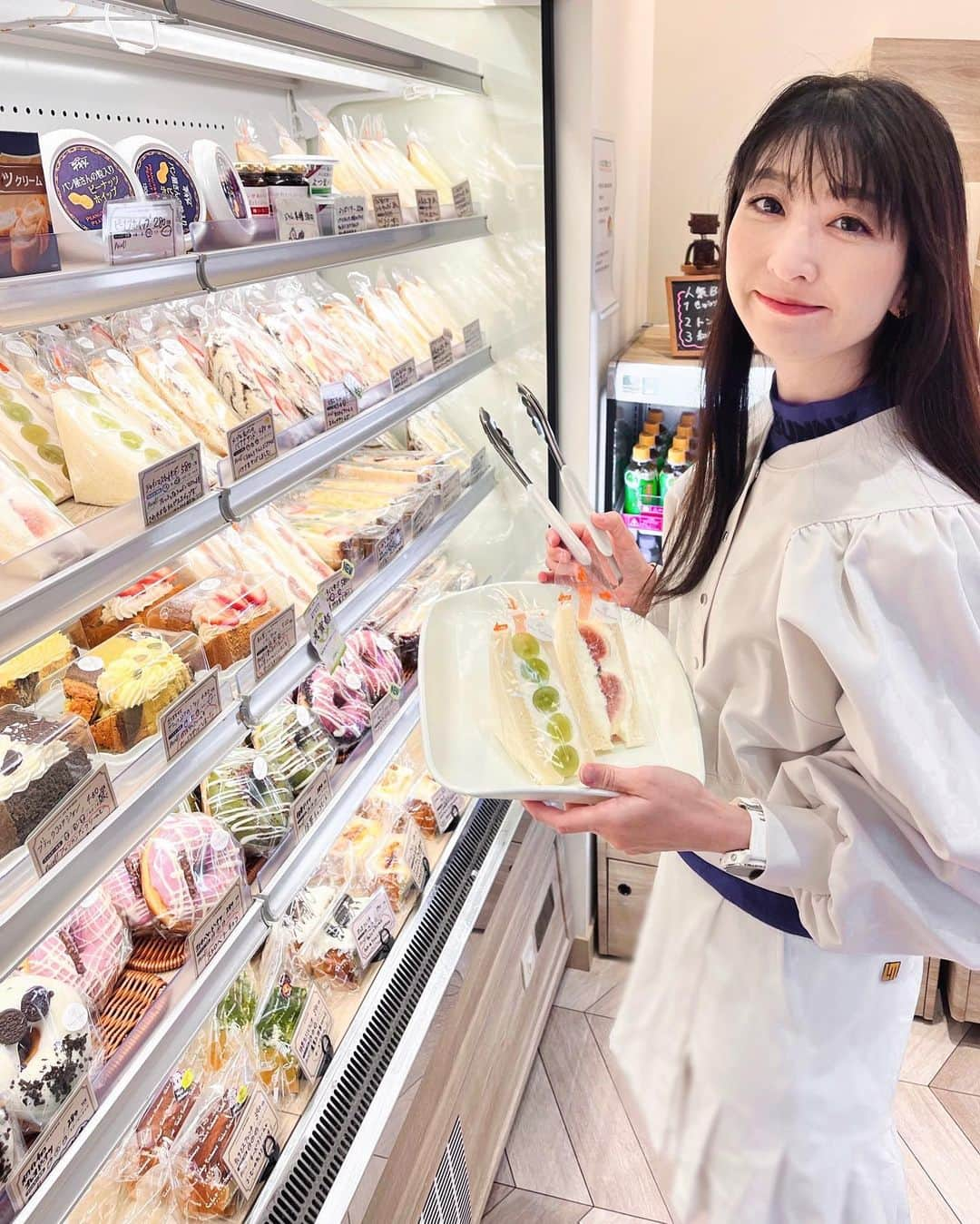 土屋香織のインスタグラム：「🍞金沢市 𝕊𝕒𝕝𝕦𝕥 𝔼𝕟𝕔𝕙𝕒𝕟𝕥𝕖🥐𓂃*·⑅ @salutenchante  ゴルフ前の腹ごしらえ😋⛳️ここのサンドイッチが感動的に美味しかったの😭💗しかも品揃えがすごすぎる❣️ 200種類を超える品揃えって😳 朝早くからこんなにたくさんの種類のパン準備するってパン屋さんってすごいなぁ🥺✨ 毎日こんなの食べたい…金沢の住人がうらやましすぎるぅ🥺💗 雨模様の朝早くからお客さんがひっきりなしで（お客さん出たタイミング狙ってパシャリ📷）ここ地元の方々にすごい人気のお店なのですね❣️ . サンドイッチは迷いに迷って😍 •エビカツアボカドタルタルサンド¥420🦐 ・ツナ・アボカドサンド¥500🥑 どっちも美味しくて😍 ツナ・アボカドサンドが私的に感動レベルで美味しくて🤩 レモンも入っててそのアクセントが素晴らしかった🍋✧︎*。 . そして名物のフルーツサンドも🥰🍓🍇☁️ ・いちじくサンド¥530 ・マスカットサンド¥580 余すことなく果物がセッティングされててどこから食べてもフルーツ🥰幸せ♡ マーブルの生地のフルーツサンドもめちゃくちゃ可愛かったからお店行ったらチェックしてみて欲しい❣️ . お惣菜パンもものすごい種類🥺✨ 他で見たことなくて あまりの美味しさに頬張って顔が🤩ってなったのが ・ミートソースがけホットドッグ¥360🌭 これ絶対食べて欲しい☺️かぶり付いたらソーセージがパリッ！うまみがじゅわー🥰そしてミートソースが美味しすぎる🤤 これ絶対リピ❣️ . トランクに入れてお家まで持ち帰ったのは ・栗くるみ食パン¥650🌰 これがまた🥹いつもくるみパンとか食べた時にふと感じる物足りなさをパーフェクトにカバーした満足感のあるお味で、私が求めてたのはこれ！これ！これー🥺！！！って感じ😍 ああほんと毎日食べたい♡ ・しっとりプレーンマフィン¥260 ・しっとりチョコチップマフィン¥290 マフィンも美味しかった☺️ . ※価格はすべて税込です . 今回の金沢🧳 行きは羽田⇢小松✈︎で金沢駅西口まで空港バスだったのですが、ちょうど市内入って駅までもうすぐって時に、 空港バスの車窓から【Salute Enchante】のグリーンの可愛らしい文字が目に飛び込んで来て💚 あー❣️❣️私の行きたかったパン屋さん🥐💗 ここだー😍❣️とテンション爆上がり😍💚💚💚 . 金沢旅行の際にはぜひまた立ち寄りたいパン屋さんのご紹介でした☺️✨ . . . 🍞🥐🥯🥖🥪 私が行ったのは金沢本店。（野々市市にもあるみたいです） イートインはできません。 駐車場10台あり🅿️ テイクアウトのコーヒーなどもあり☕️♪ . . .  PR @salutenchante #金沢グルメ #金沢ランチ #金沢モーニング #金沢テイクアウト #金沢パン屋 #サンドイッチ専門店 #金沢スイーツ #サリュアンシャンテ  #石川パン屋 #おいしいパン #石川グルメ #石川ランチ #金沢 #パンノヒト #パン屋 #パン屋さん #美味しいパン屋 #東京女子部 #パン活 #パン屋さん #かおgourmet #かおvoyage」