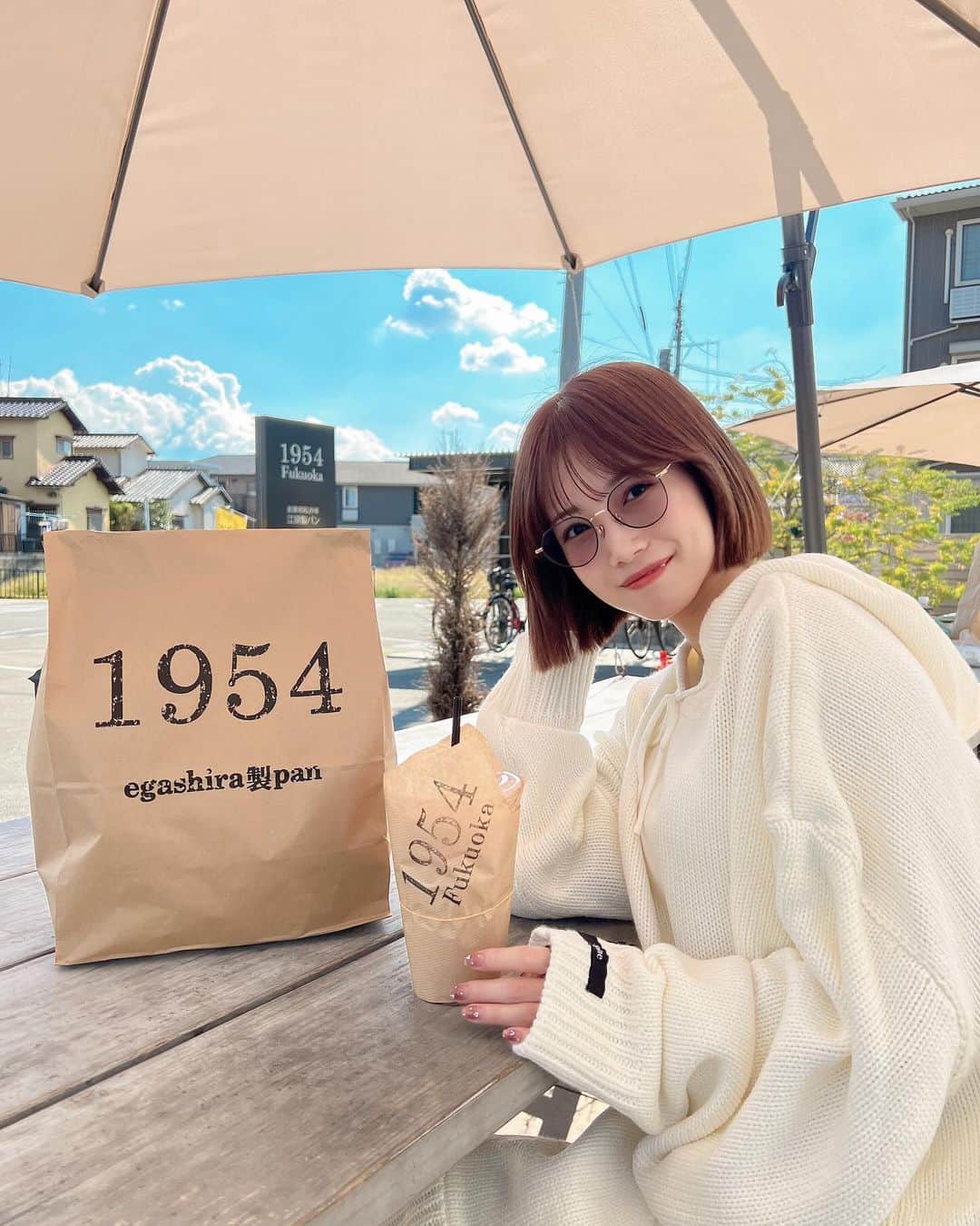 のインスタグラム：「ずっと行きたかったパン屋さん🥐 自然豊かな場所にあって、お子様連れが多くて賑やかでなんだかとってもホッとするパン屋さんでした♡ 焼きたてパンをテラスで食べて美味しかった、、☺️🫶🏻 パン屋さん大好き🫶🏻ついつい沢山買っちゃって袋が大きくなっちゃった🥹✨  #1954fukuoka#江頭製パン#drmartens#ドクターマーチン#epine#エピヌ#resse#リシー」