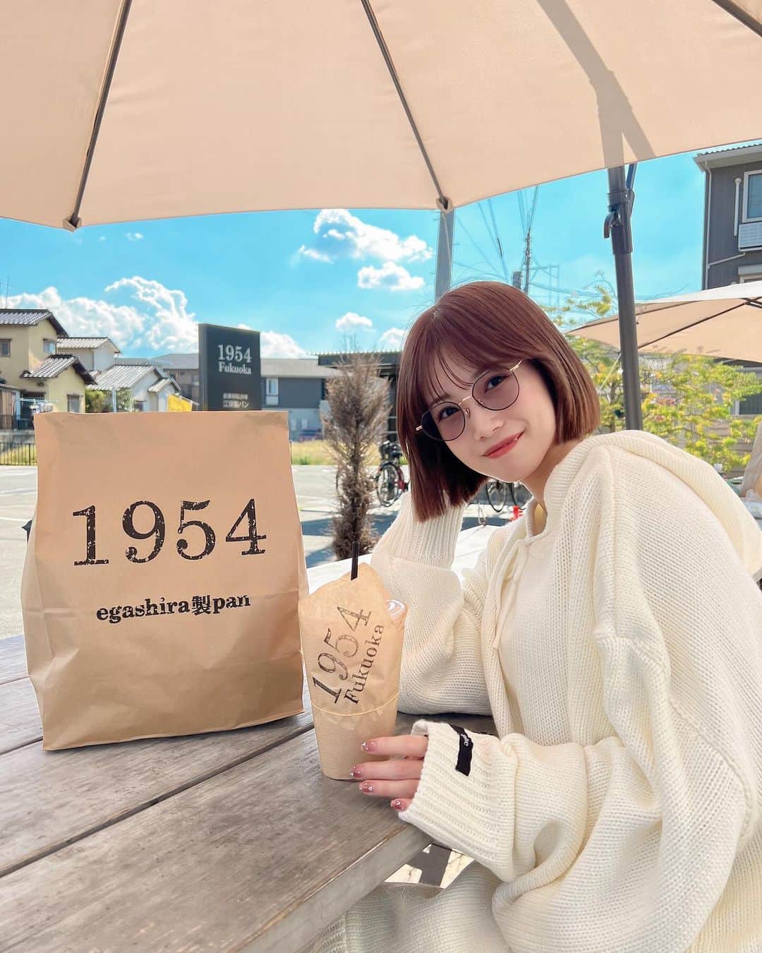 朝長美桜のインスタグラム：「ずっと行きたかったパン屋さん🥐 自然豊かな場所にあって、お子様連れが多くて賑やかでなんだかとってもホッとするパン屋さんでした♡ 焼きたてパンをテラスで食べて美味しかった、、☺️🫶🏻 パン屋さん大好き🫶🏻ついつい沢山買っちゃって袋が大きくなっちゃった🥹✨  #1954fukuoka#江頭製パン#drmartens#ドクターマーチン#epine#エピヌ#resse#リシー」