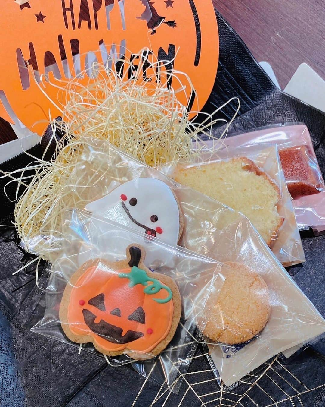 札幌ベルエポック製菓調理専門学校【公式】のインスタグラム：「🎃社会貢献🎃  司厨士協会札幌支部主催で 北広島にある児童養護施設「天使の園」に通う 児童へむけて、ベルエポックのパティシエ科の 学生たちが作ったハロウィンクッキーボックスを 届けてきました！  少し照れながらも嬉しそうにする様子が とてもかわいらしかったです✨  ハロウィンらしいクッキーや焼き菓子を 喜んでくれたら幸いです。  #ベルエポック #北海道 #道産食材 #札幌ベルエポック製菓調理専門学校 #調理 #製菓調理 #調理実習 #料理 #料理作り記録  #料理好きな人繋がりたい #実習  #お菓子作り好きなひと繋がりたい #お菓子も料理もどっちも好き #専門学校 #専門学生 #製菓専門学校 #調理師 #料理人 #調理 #実習 #ハロウィン #司厨士協会 #天使の園 #社会貢献」