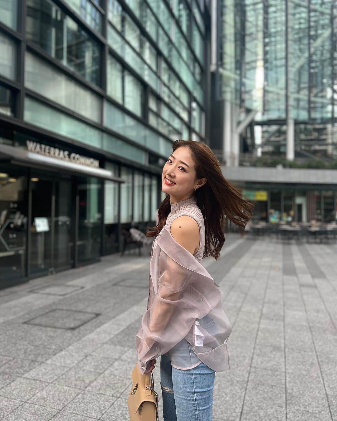 佐々木もよこのインスタグラム：「今日は日中暑かった！！！  秋の服で駅まで走ると本当滝汗🥰 走らないように前もっていかないとだよね☺️ わかってる☺️ でもなんか出かける寸前にやらなきゃいけないことたくさん見つけちゃうの☺️☺️  明日から絶対、前もって準備する時間早める🥰🥰  #デニムコーデ #frayid  #eimyistoire #cafune」
