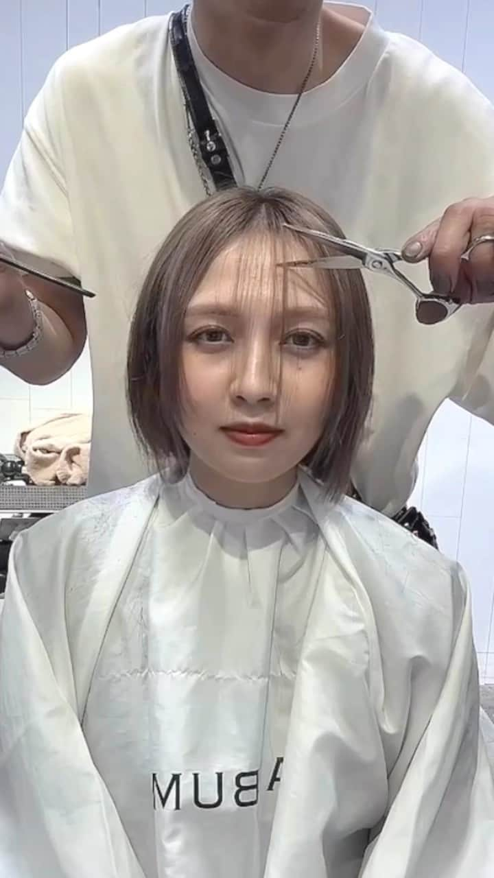 北川 貴憲のインスタグラム：「必ず可愛くできます✨ ボブ✂︎✂︎✂︎ パールミルクティー^ ^  襟足すっきり。女性らしい丸み、ピタッと収まるシャープな アウトラインがより後頭部の丸さを ひきたたす。 もみれ毛が可愛い^ ^ レザー、スライドカットで作る✂︎ 削りショート✂︎  小顔ショート✨ ミニショート✨ 羽バング^ ^ ショートカットは似合せカットが とても大切✨^ ^  必ずあなたに似合うショート 作ります^ ^ コントラストをつけるための骨格に合わせた質感調整が大切^ ^  北川　貴憲　TAKAに お任せ下さい👍 8/1  7サンド　6/68 クリア 3  2  8ぱー　　25ぱー  ショートヘア、ボブは似合う長さと バランス柔らかい質感が大事✨ あなたにあった独自のプロセスで かならずなりたいにかえます😊  🌟小顔になれる前髪、顔まわりのカット 🌟収まりの良い綺麗な丸みのあるシルエット 🌟コントラストができるカット 🌟首が綺麗に見える襟足 ご予約は、お早めに😉✨  @takanori.kitagawa  #hair#大人ショート#新宿美容師#ハンサムショート#オレンジメイク#ショートスタイル#ミニーショート＃ボブ#mie#tokyo#新宿#美容室#ALBUM#ショートヘアアレンジ#北川スタイル#ショート#丸みショート#丸みショートボブ#耳かけショート #ベージュ#ショートボブ#似合わせショート#ショートヘア  #ミルクティーカラー#マッシュショート#もみれ毛#くびれショート #くびれショートヘア#くびれショートボブ」