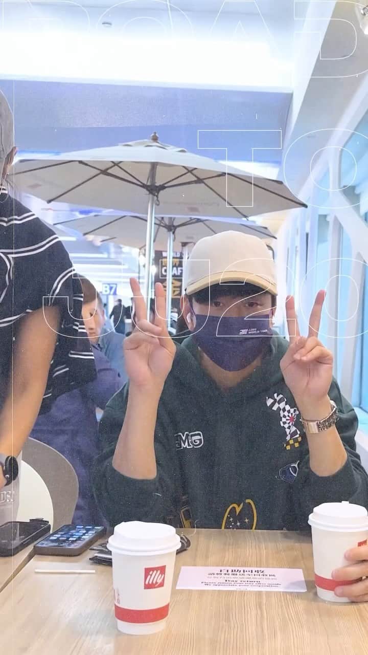 林俊傑のインスタグラム：「時隔八年再度唱響陕西 JJ20咸陽站第一天回顧！  All the prep and memories that went into presenting JJ20 Xianyang Day 1!  #roadtoJJ20 #JJ20WorldTour #throwback」