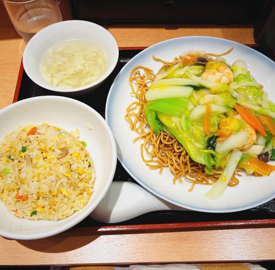 のインスタグラム：「1人京都ランチ…どうしようかと思って京都伊勢丹地下にある、蓬莱551jイートインへ。のんか海鮮焼きそばが一押しなのかなと思ってオーダー。持ち帰りの豚まんも席でオーダーできる。チャーハンの方が好みだったので、次があったらチャーハンと豚まんにしようっと。」